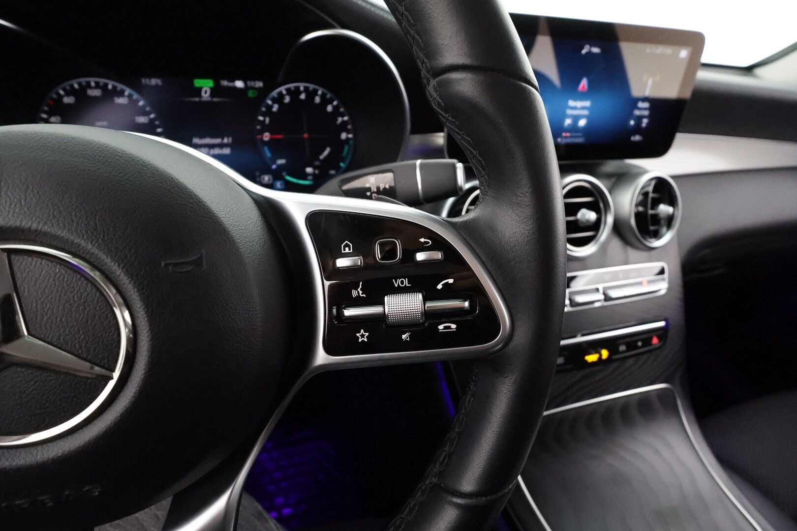 Mercedes-Benz GLC 2022 300 e 4MATIC A Business * Distronic / LED / 360 / Sportpenkit / Katveavustin / Navi * - Suomi-auto / 2x Latauskaapelit / Kahdet renkaat aluvanteilla