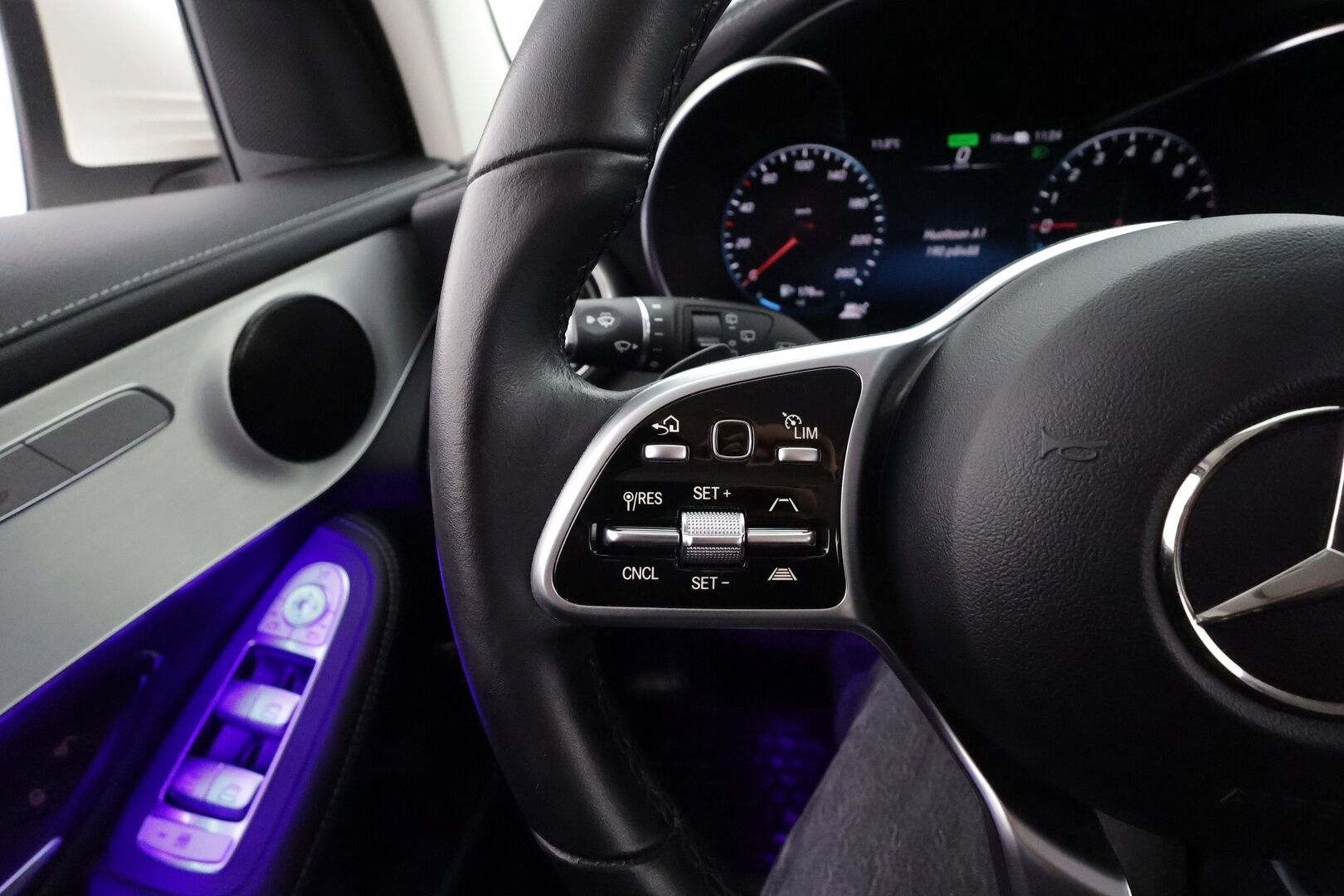 Mercedes-Benz GLC 2022 300 e 4MATIC A Business * Distronic / LED / 360 / Sportpenkit / Katveavustin / Navi * - Suomi-auto / 2x Latauskaapelit / Kahdet renkaat aluvanteilla