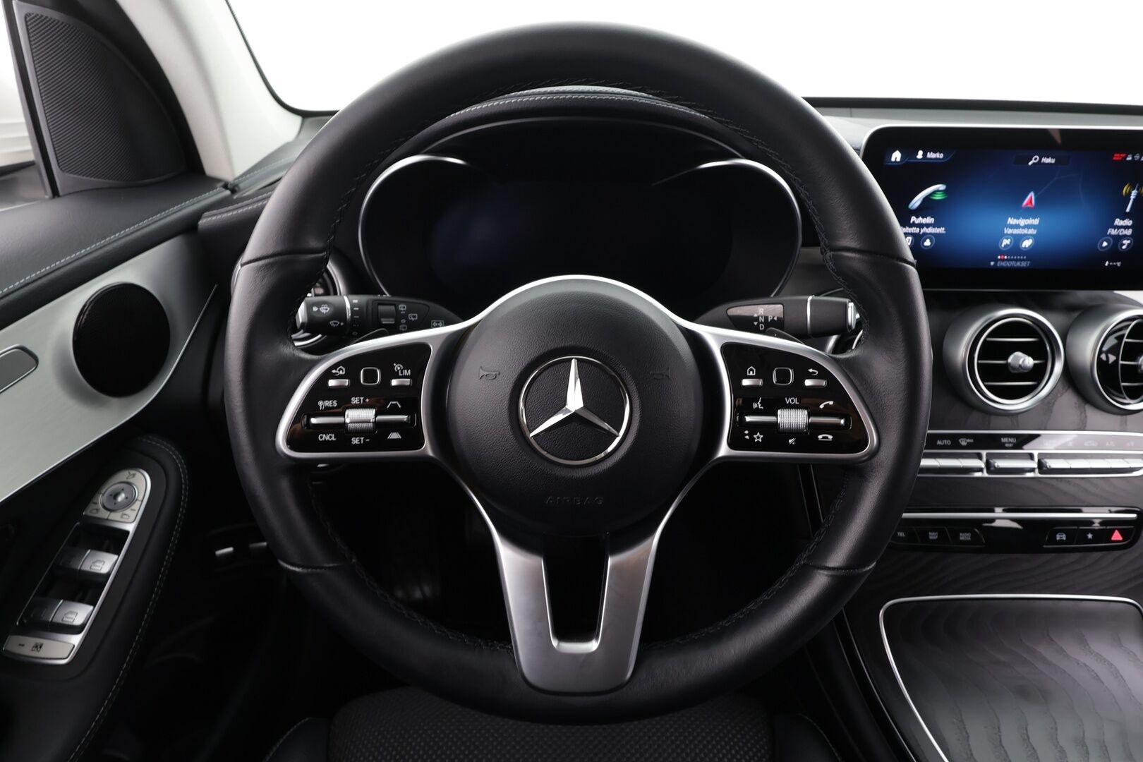 Mercedes-Benz GLC 2022 300 e 4MATIC A Business * Distronic / LED / 360 / Sportpenkit / Katveavustin / Navi * - Suomi-auto / 2x Latauskaapelit / Kahdet renkaat aluvanteilla