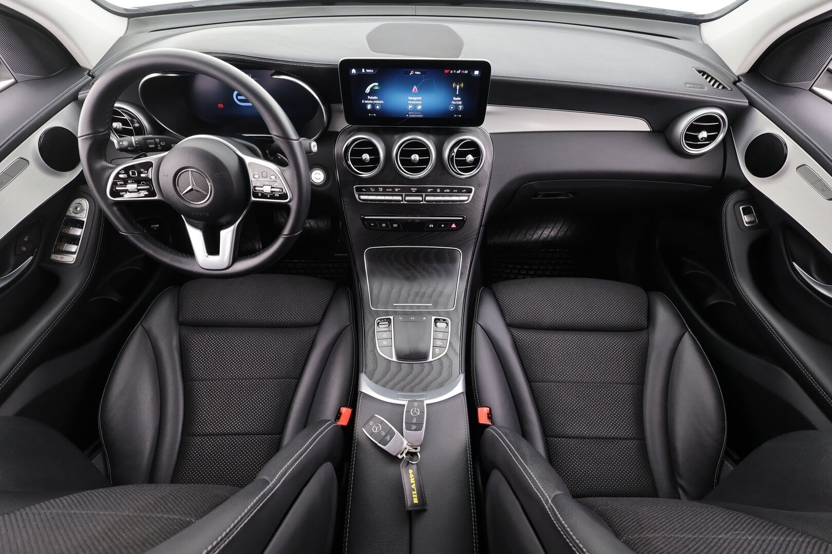 Mercedes-Benz GLC 2022 300 e 4MATIC A Business * Distronic / LED / 360 / Sportpenkit / Katveavustin / Navi * - Suomi-auto / 2x Latauskaapelit / Kahdet renkaat aluvanteilla