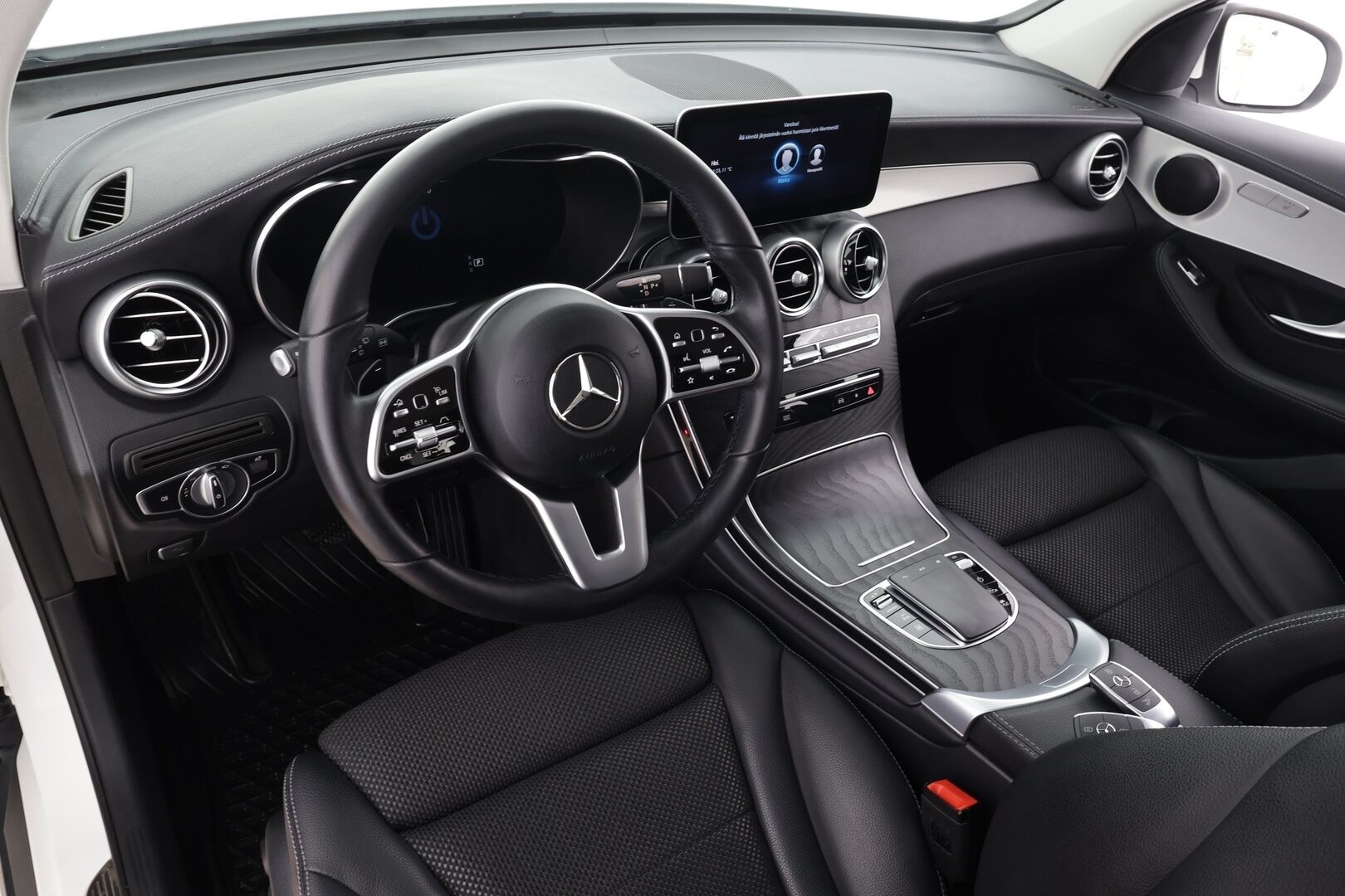 Mercedes-Benz GLC 2022 300 e 4MATIC A Business * Distronic / LED / 360 / Sportpenkit / Katveavustin / Navi * - Suomi-auto / 2x Latauskaapelit / Kahdet renkaat aluvanteilla