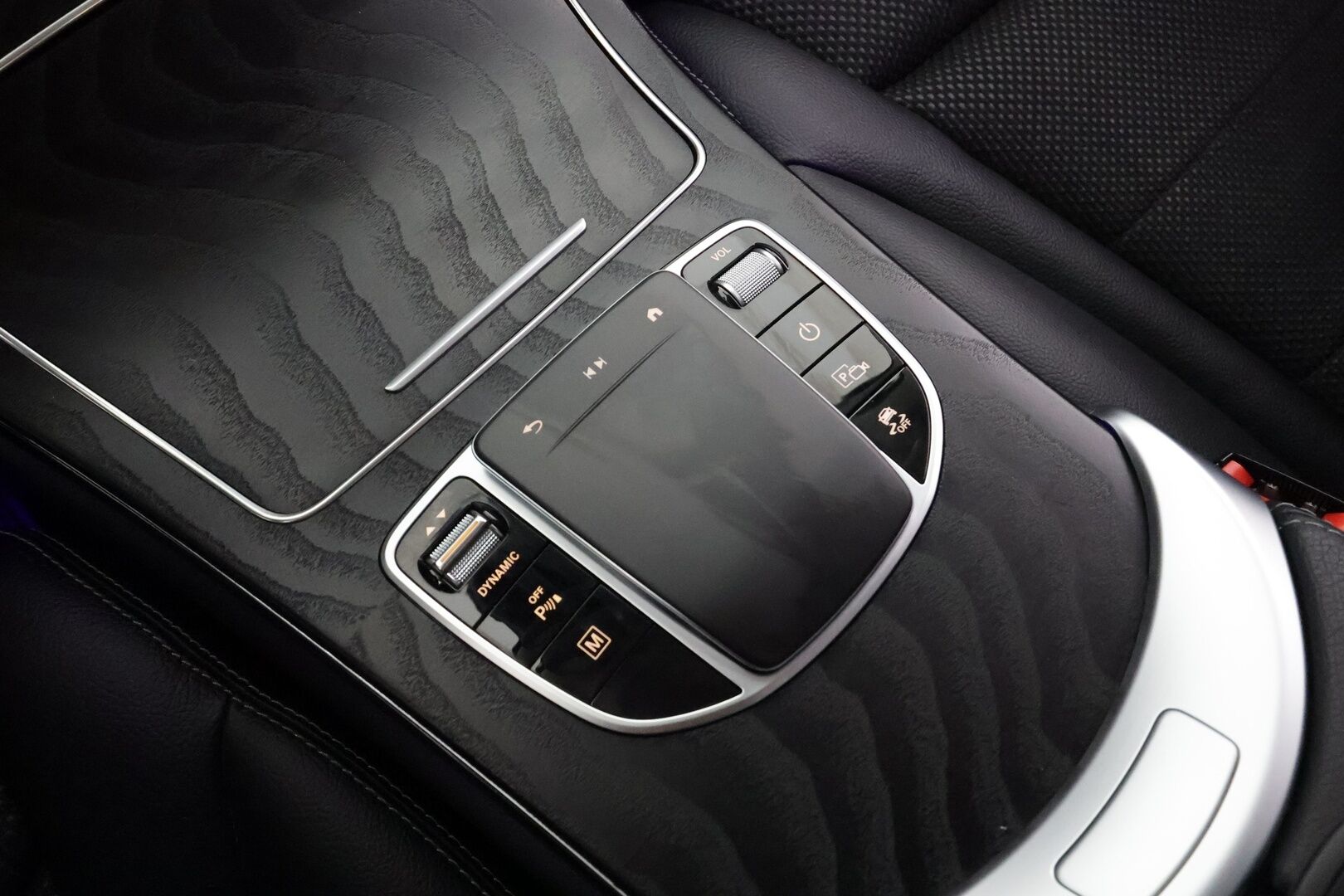 Mercedes-Benz GLC 2022 300 e 4MATIC A Business * Distronic / LED / 360 / Sportpenkit / Katveavustin / Navi * - Suomi-auto / 2x Latauskaapelit / Kahdet renkaat aluvanteilla