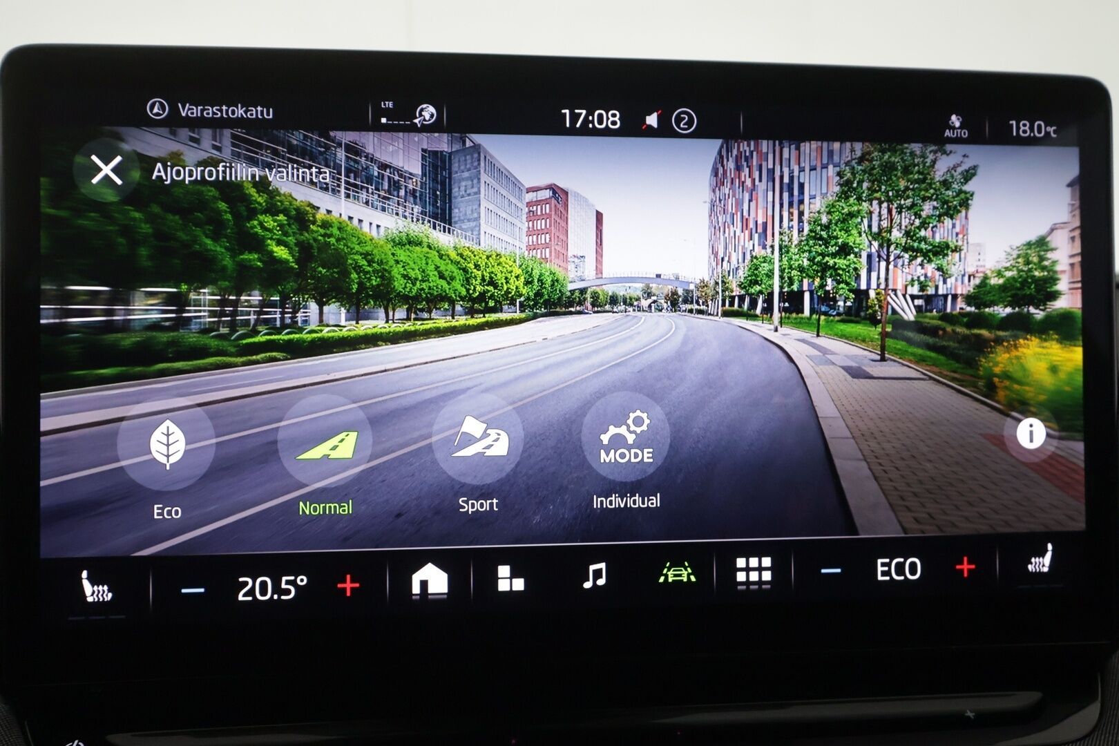Skoda Enyaq 2022 80 iV - | ACC | ILP | P.Kamera | LED | Muistipenkki | Puolinahat | Keyless | Ratinlämmitys | Apple&Android | 1.Om Suomi-auto | Kahdet Renkaat | Merkkihuollettu |