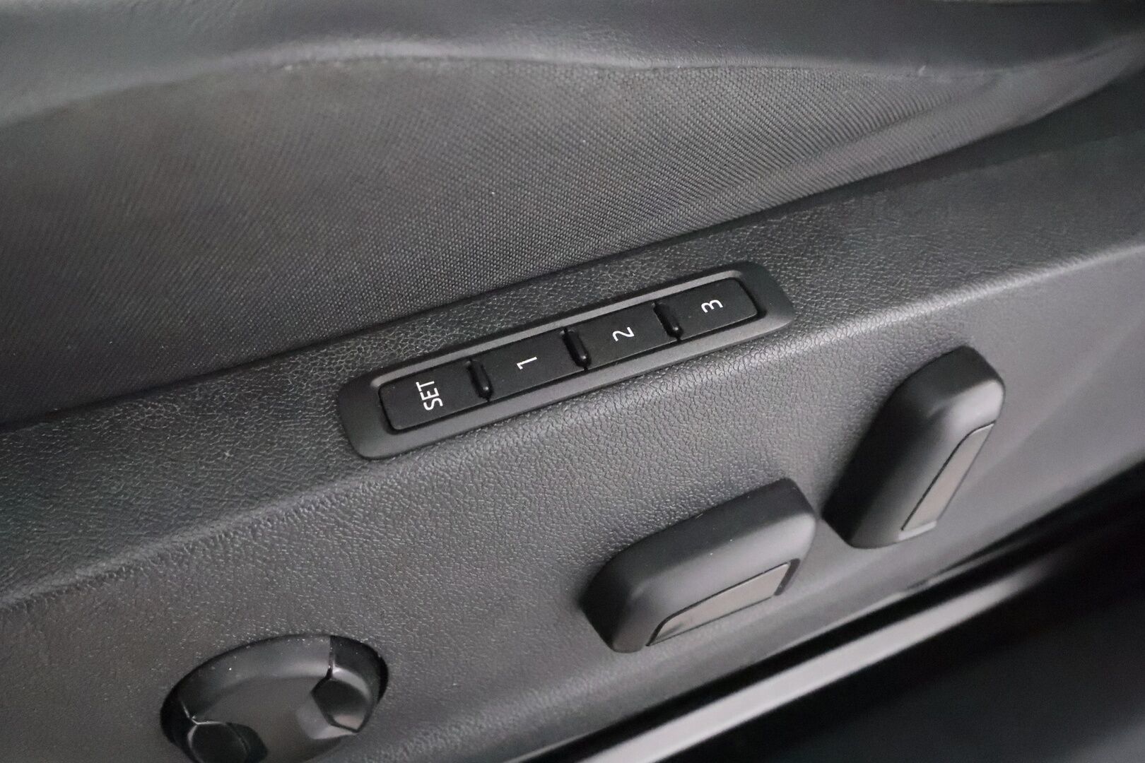 Skoda Enyaq 2022 80 iV - | ACC | ILP | P.Kamera | LED | Muistipenkki | Puolinahat | Keyless | Ratinlämmitys | Apple&Android | 1.Om Suomi-auto | Kahdet Renkaat | Merkkihuollettu |