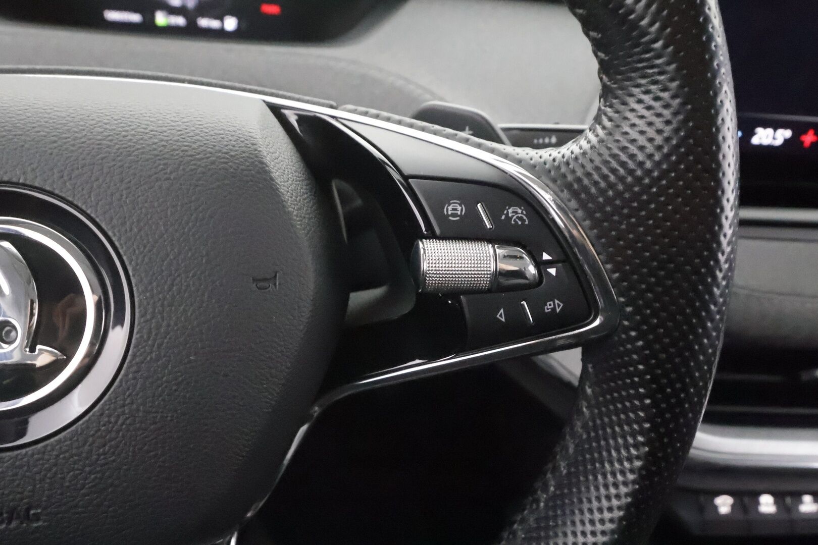 Skoda Enyaq 2022 80 iV - | ACC | ILP | P.Kamera | LED | Muistipenkki | Puolinahat | Keyless | Ratinlämmitys | Apple&Android | 1.Om Suomi-auto | Kahdet Renkaat | Merkkihuollettu |