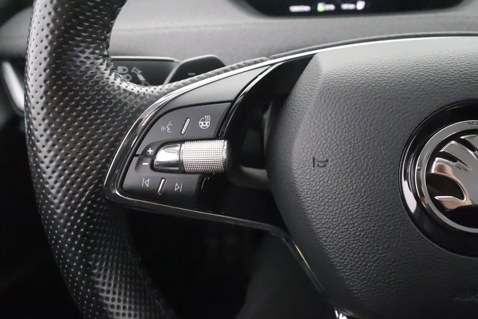 Skoda Enyaq 2022 80 iV - | ACC | ILP | P.Kamera | LED | Muistipenkki | Puolinahat | Keyless | Ratinlämmitys | Apple&Android | 1.Om Suomi-auto | Kahdet Renkaat | Merkkihuollettu |