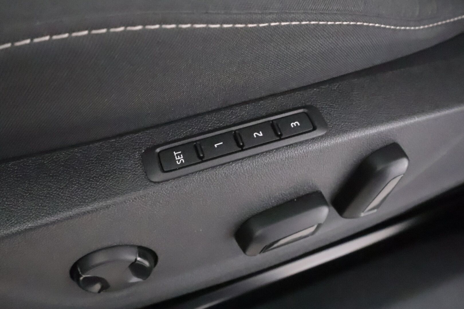 Skoda Enyaq 2022 80 iV - 1- om suomi- auto | ACC | ILP | Muistipenkki | Keyless | Kamera | Side Assist | Lane Assist | Sähk. takaluukku | Ambient | 2x renkaat aluin