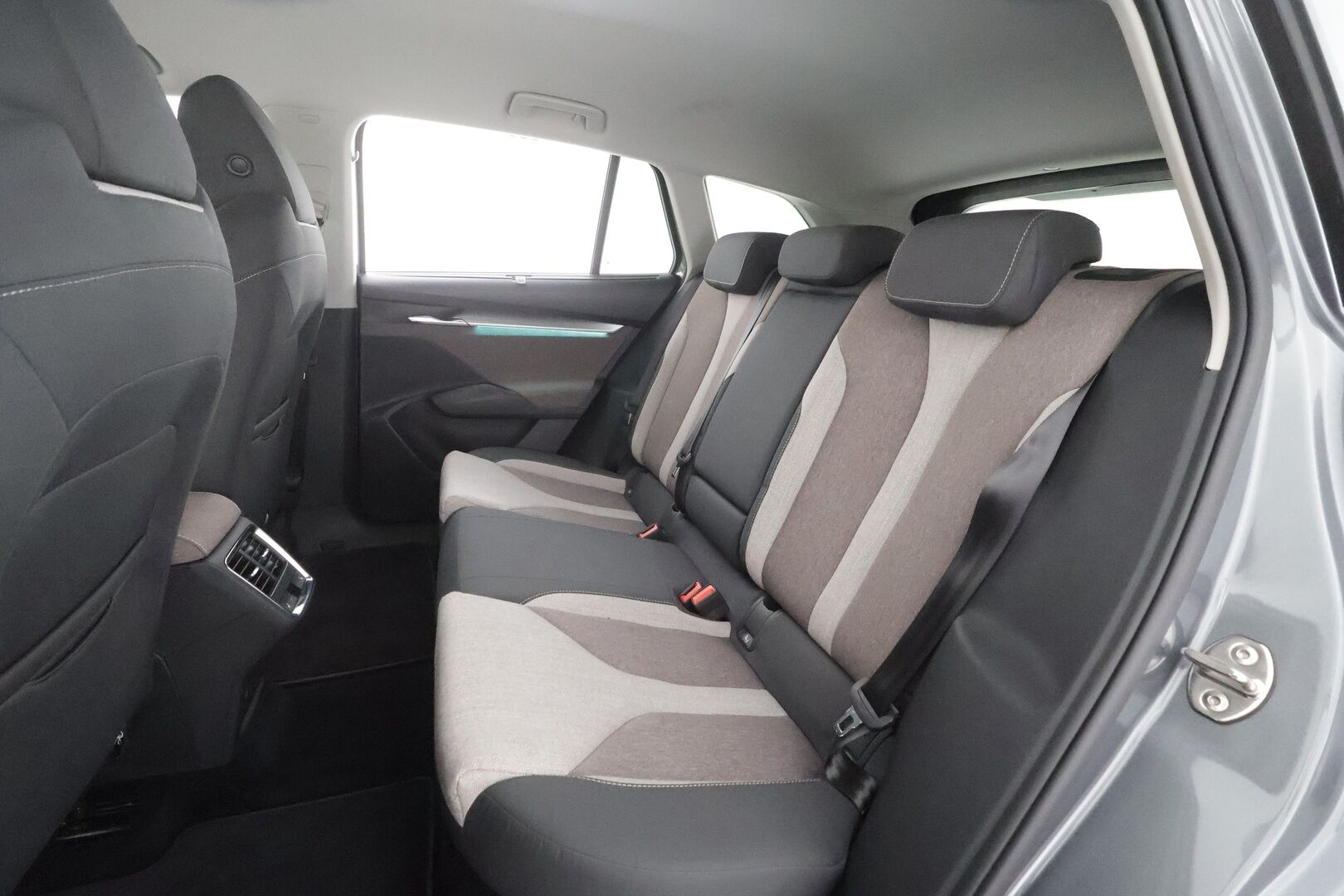 Skoda Enyaq 2022 80 iV - 1- om suomi- auto | ACC | ILP | Muistipenkki | Keyless | Kamera | Side Assist | Lane Assist | Sähk. takaluukku | Ambient | 2x renkaat aluin