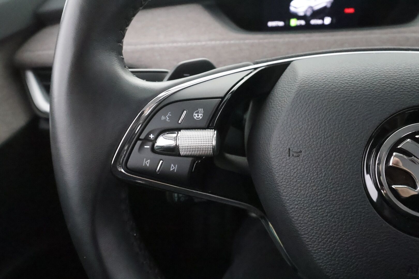 Skoda Enyaq 2022 80 iV - 1- om suomi- auto | ACC | ILP | Muistipenkki | Keyless | Kamera | Side Assist | Lane Assist | Sähk. takaluukku | Ambient | 2x renkaat aluin