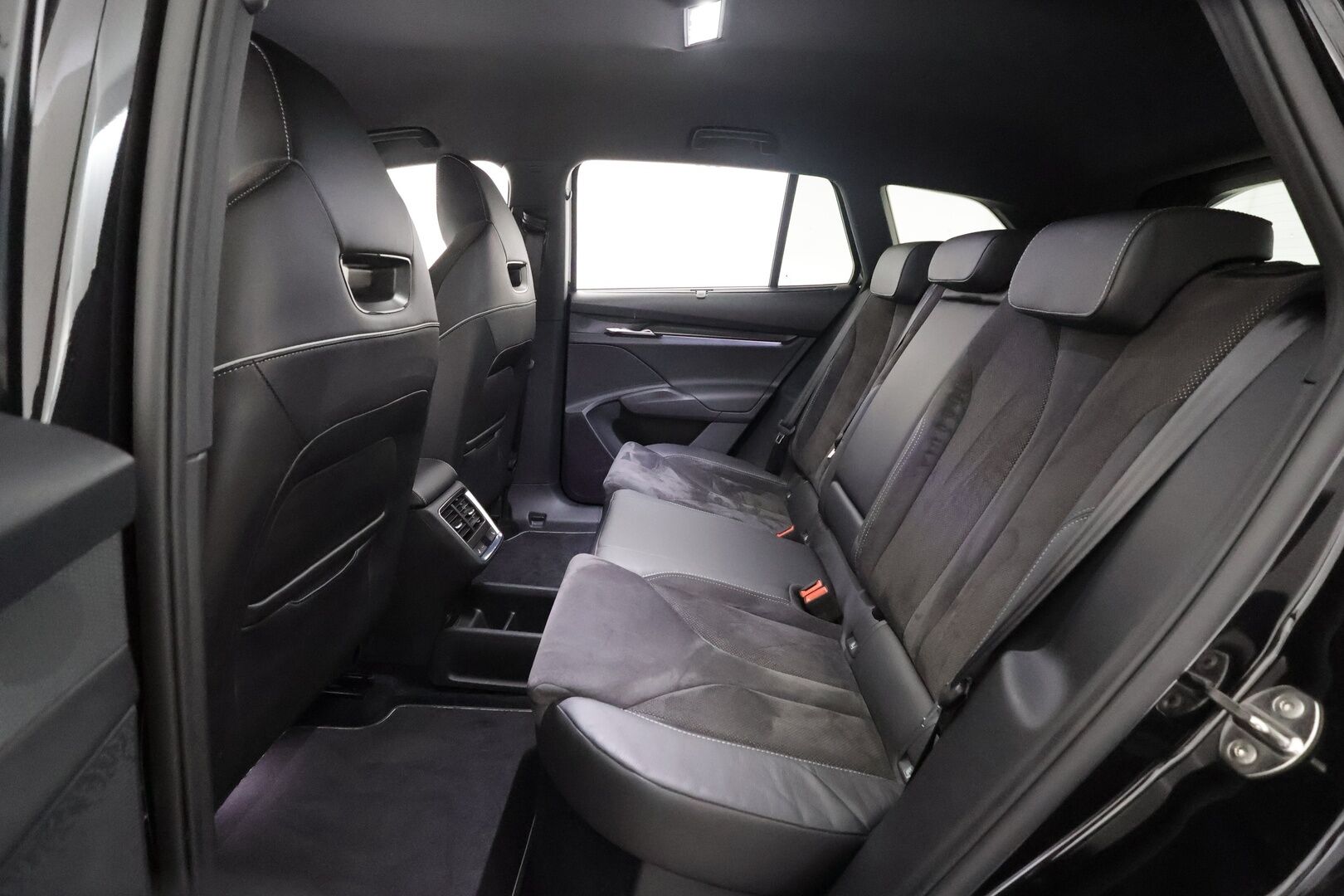 Skoda Enyaq 2022 80x 4x4 SportLine iV - | ACC | ILP | Koukku | P.Kamera | Skoda crystal light Matrix LED | Ratinlämmitys | Keyless | Apple&Android | Suomi-auto | Kahdet Renkaat | Merkkihuollettu |