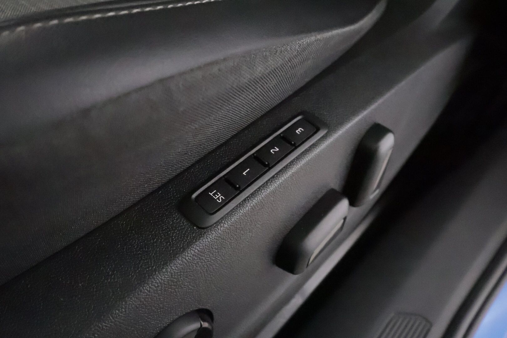 Skoda Enyaq 2022 60 iV **Panorama / Lämpöpumppu / Koukku / ACC / Matrix-LED / P.kamera / Muistipenkki / Navi / Kaistavahti / Keyless** - Suomi-auto / Merkkihuollettu! / **HYVILLÄ KAMOILLA*^*