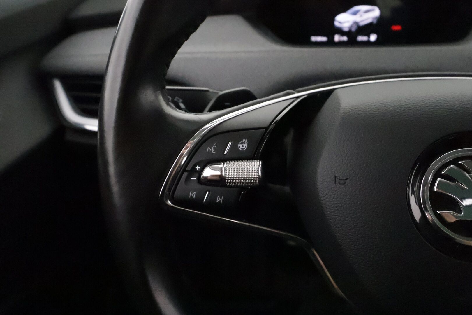Skoda Enyaq 2022 60 iV **Panorama / Lämpöpumppu / Koukku / ACC / Matrix-LED / P.kamera / Muistipenkki / Navi / Kaistavahti / Keyless** - Suomi-auto / Merkkihuollettu! / **HYVILLÄ KAMOILLA*^*