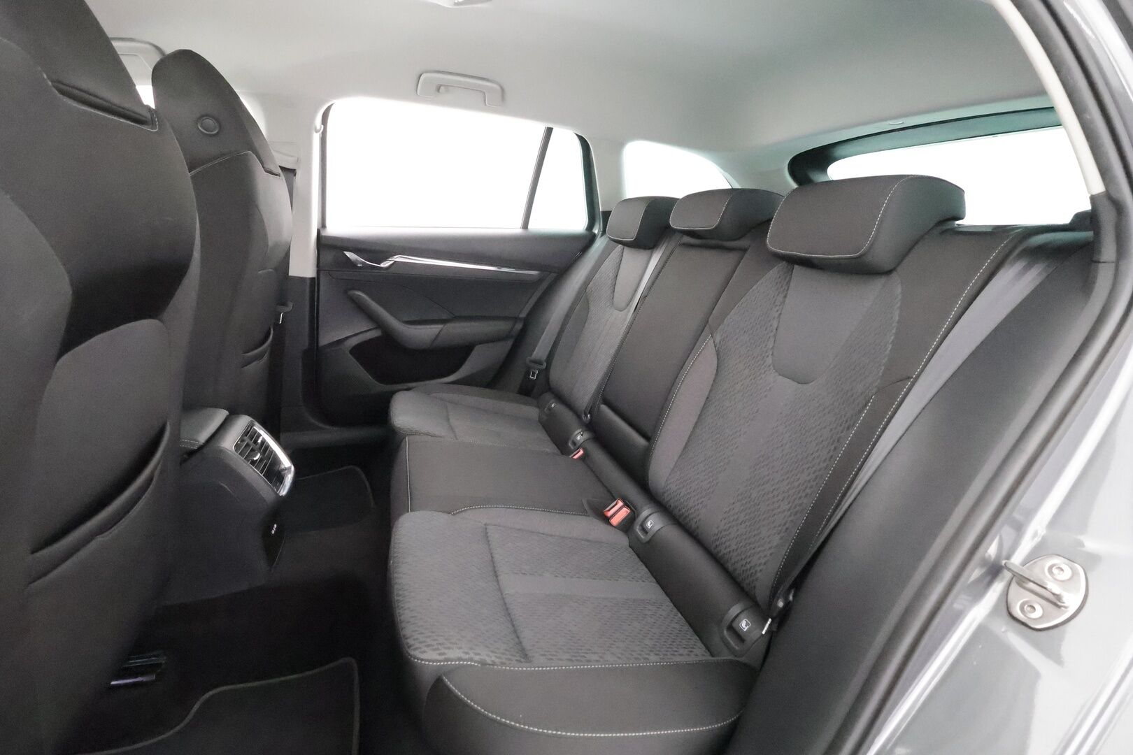 Skoda Octavia 2022 Combi 1.0 TSI Style eTEC DSG Autom. - | ACC | Koukku | Webasto | Matrix | Lane Assist | Side Assist | P.kamera | Keyless | Ambient Light | Lämm. ratti ja tuulilasi | 1-om suomiauto | Merkkihuollot | 