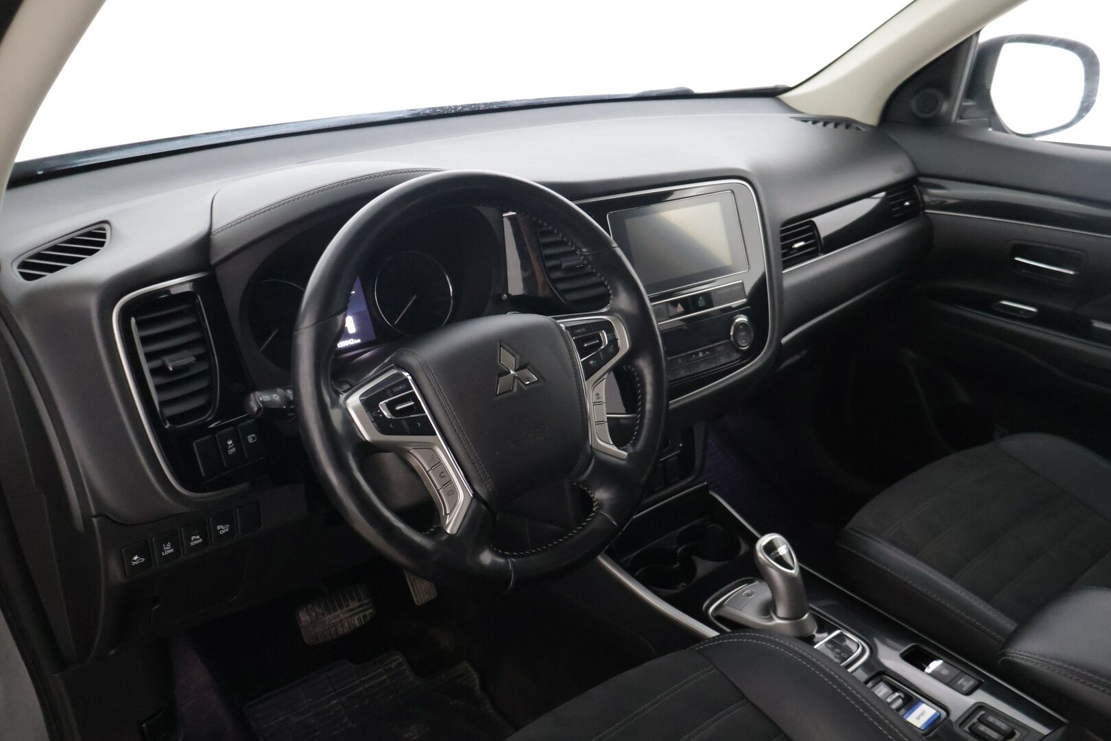 Mitsubishi Outlander PHEV 2019 *ACC / Peruutuskamera / Kaistavahti / Lohkolämmitin / Puolinahkasisusta * - * Kahdet hyväkuntoiset renkaat alumiinivanteilla / Merkkihuollettu *