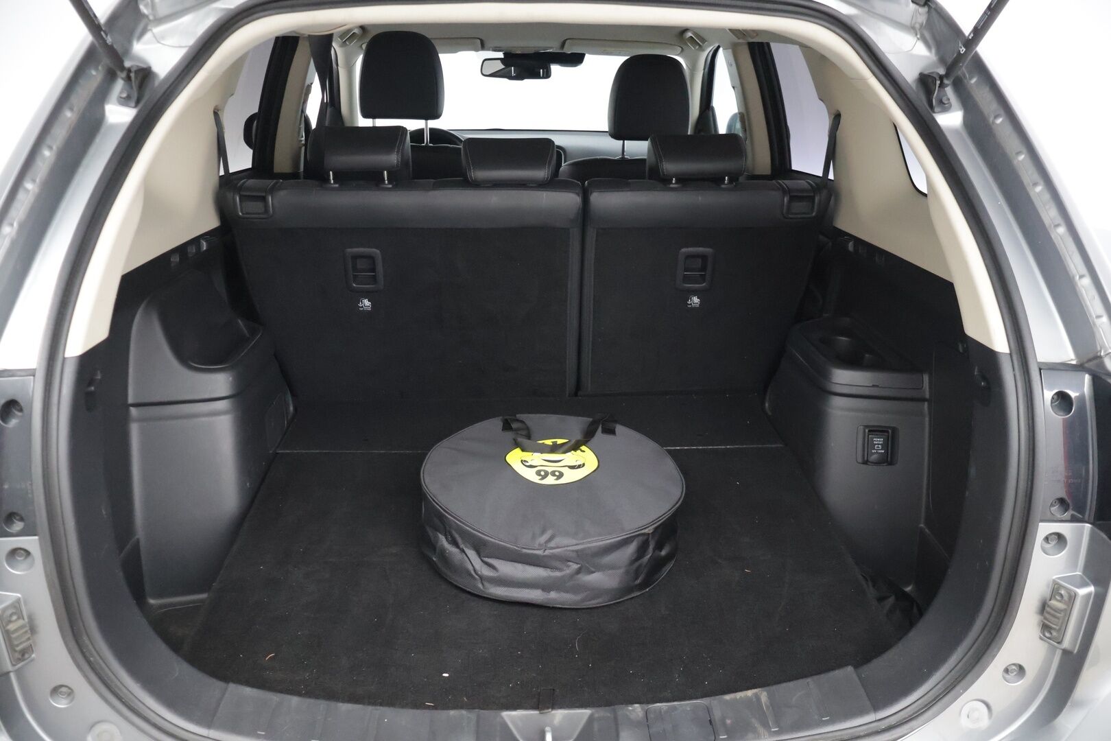 Mitsubishi Outlander PHEV 2019 *ACC / Peruutuskamera / Kaistavahti / Lohkolämmitin / Puolinahkasisusta * - * Kahdet hyväkuntoiset renkaat alumiinivanteilla / Merkkihuollettu *