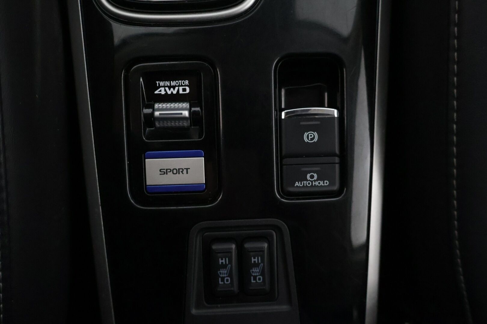 Mitsubishi Outlander PHEV 2019 *ACC / Peruutuskamera / Kaistavahti / Lohkolämmitin / Puolinahkasisusta * - * Kahdet hyväkuntoiset renkaat alumiinivanteilla / Merkkihuollettu *