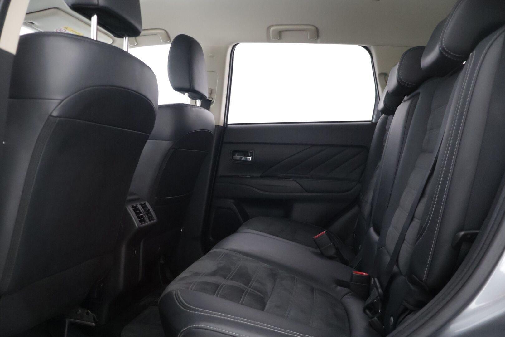 Mitsubishi Outlander PHEV 2019 *ACC / Peruutuskamera / Kaistavahti / Lohkolämmitin / Puolinahkasisusta * - * Kahdet hyväkuntoiset renkaat alumiinivanteilla / Merkkihuollettu *