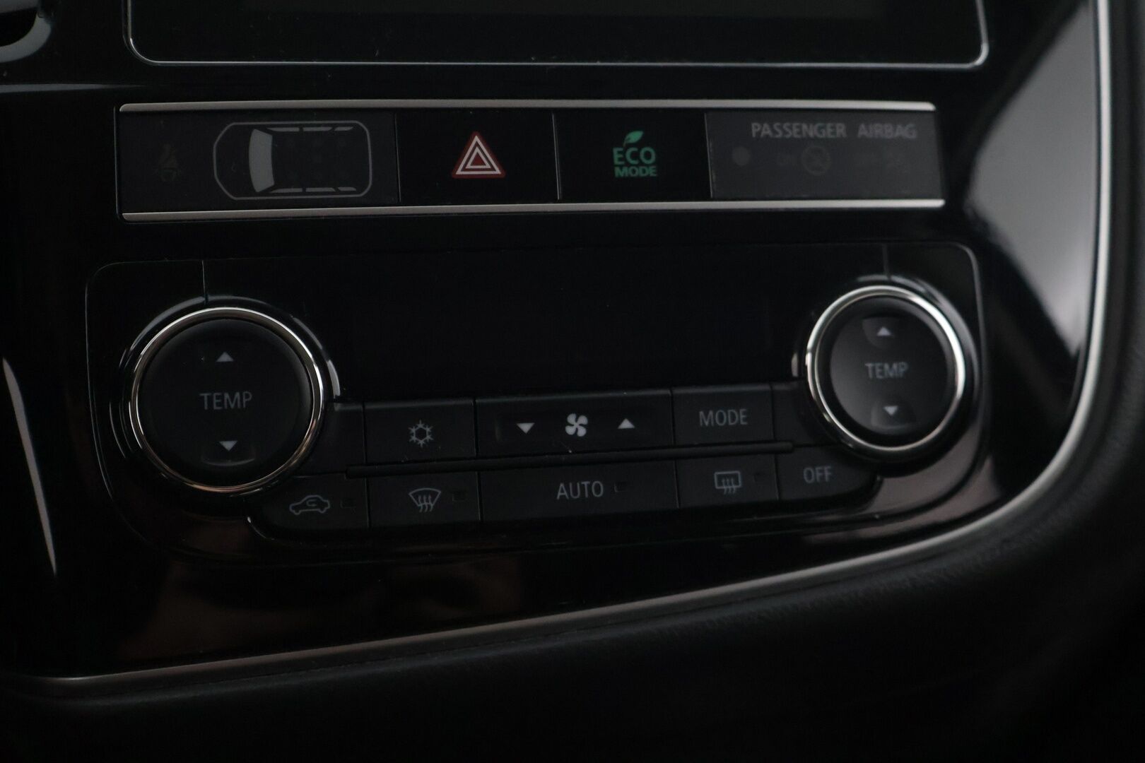 Mitsubishi Outlander PHEV 2019 *ACC / Peruutuskamera / Kaistavahti / Lohkolämmitin / Puolinahkasisusta * - * Kahdet hyväkuntoiset renkaat alumiinivanteilla / Merkkihuollettu *