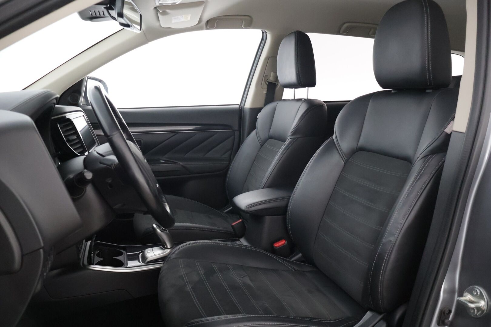 Mitsubishi Outlander PHEV 2019 *ACC / Peruutuskamera / Kaistavahti / Lohkolämmitin / Puolinahkasisusta * - * Kahdet hyväkuntoiset renkaat alumiinivanteilla / Merkkihuollettu *