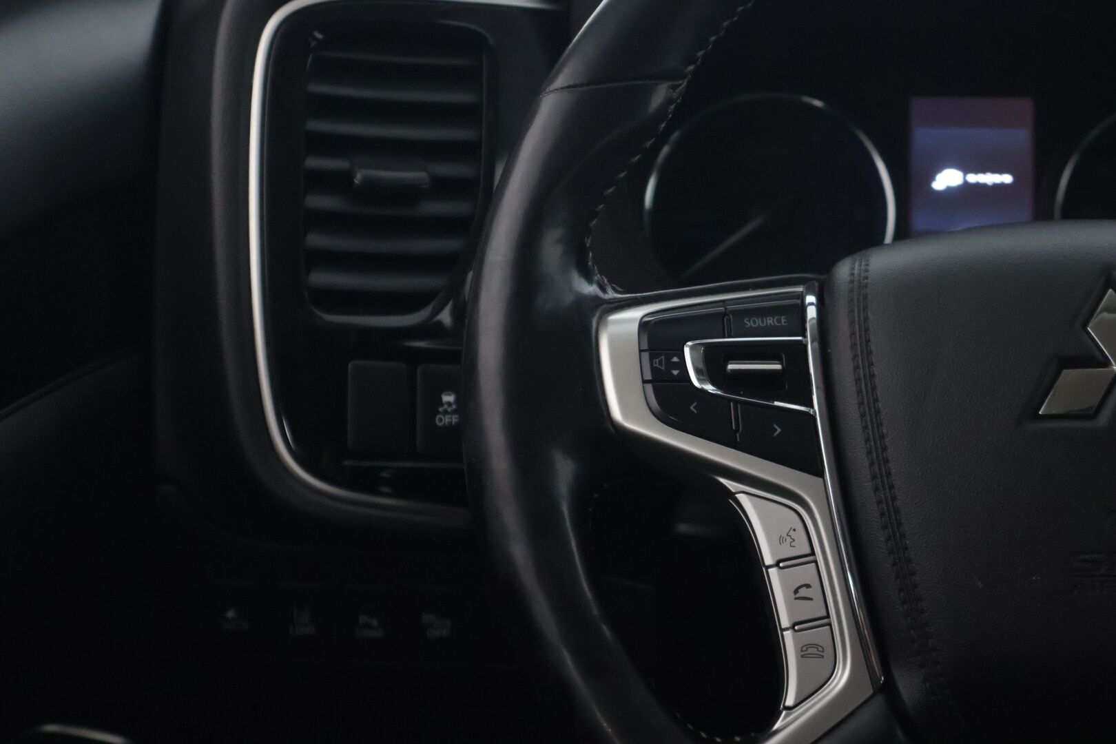 Mitsubishi Outlander PHEV 2019 *ACC / Peruutuskamera / Kaistavahti / Lohkolämmitin / Puolinahkasisusta * - * Kahdet hyväkuntoiset renkaat alumiinivanteilla / Merkkihuollettu *