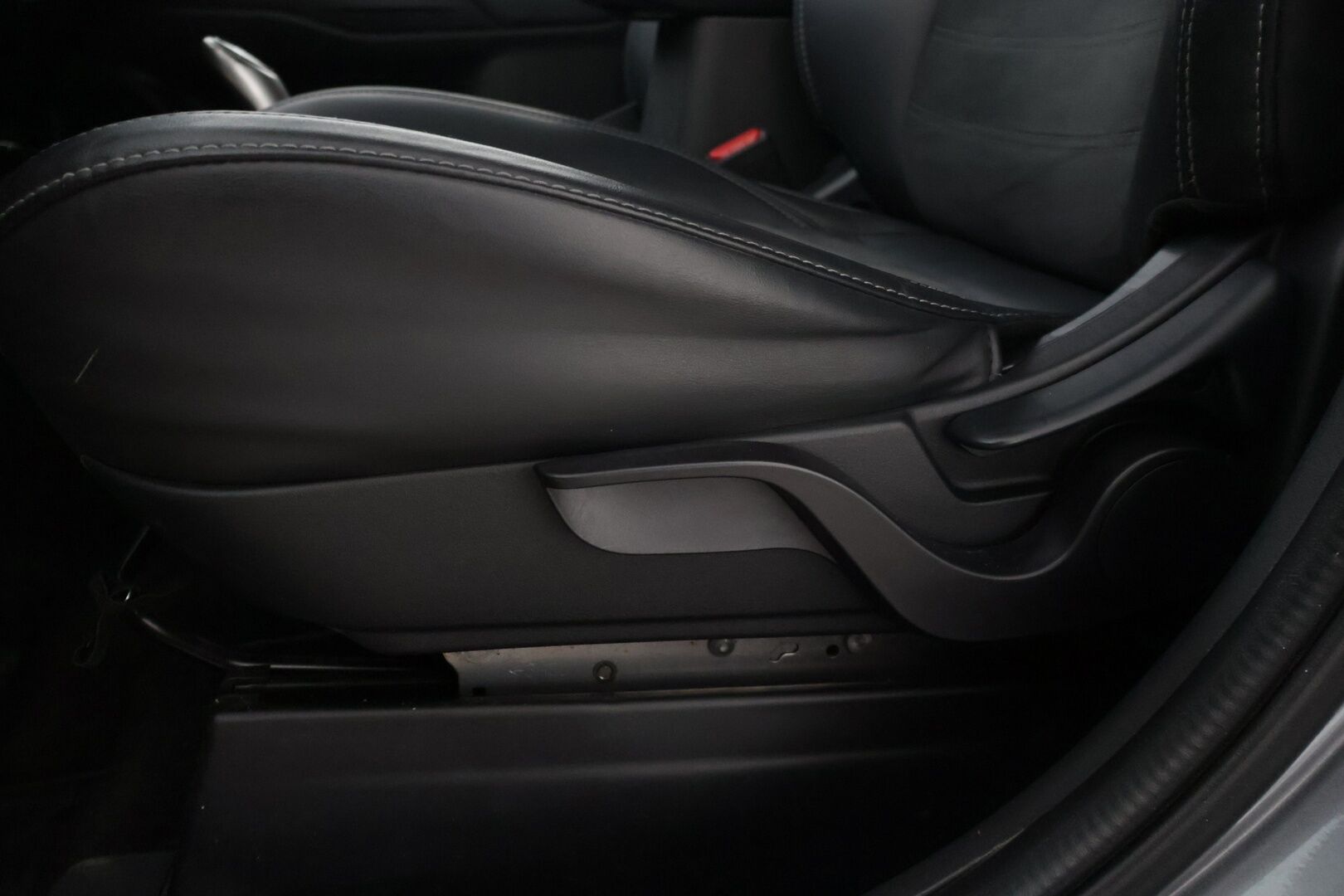 Mitsubishi Outlander PHEV 2019 *ACC / Peruutuskamera / Kaistavahti / Lohkolämmitin / Puolinahkasisusta * - * Kahdet hyväkuntoiset renkaat alumiinivanteilla / Merkkihuollettu *