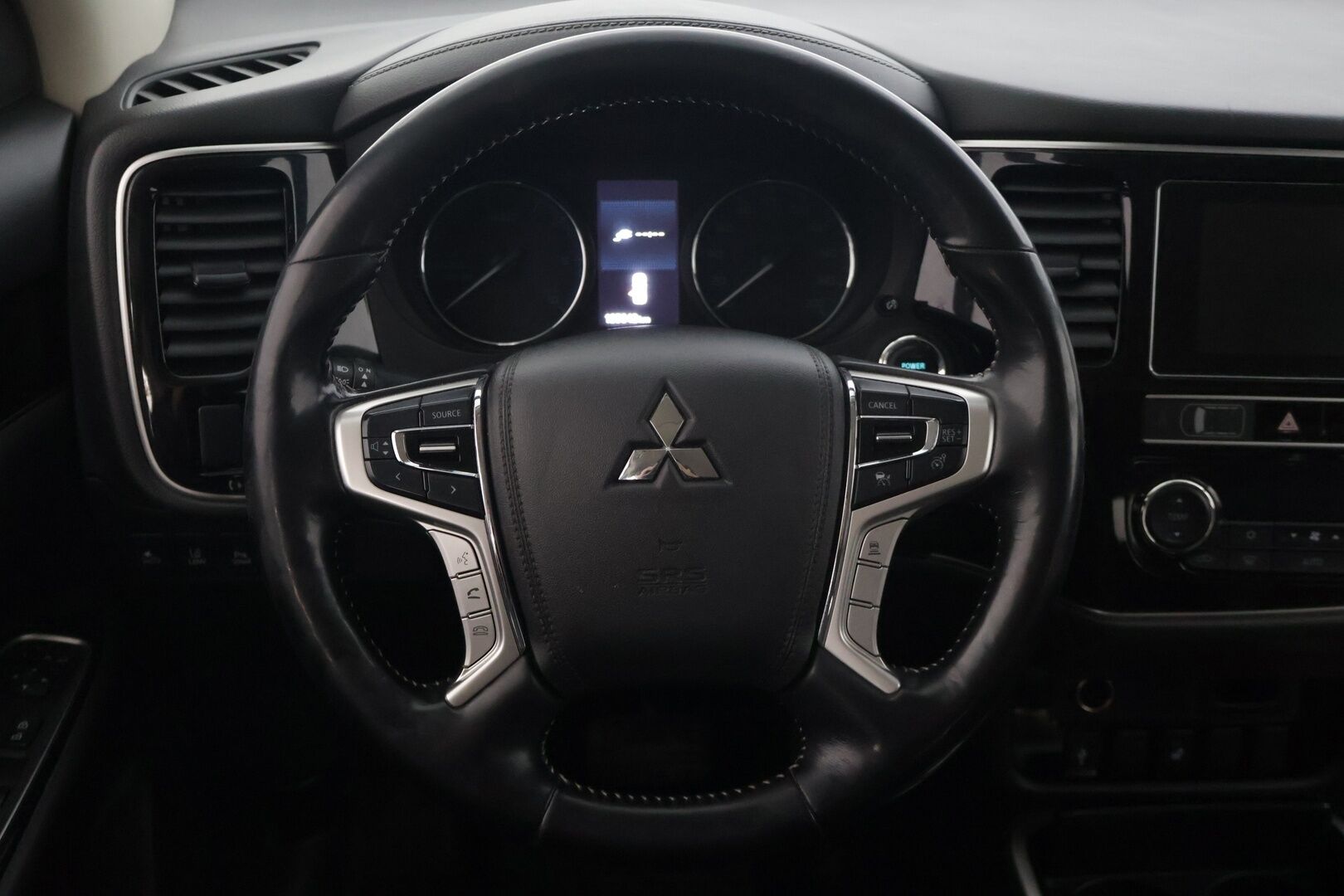 Mitsubishi Outlander PHEV 2019 *ACC / Peruutuskamera / Kaistavahti / Lohkolämmitin / Puolinahkasisusta * - * Kahdet hyväkuntoiset renkaat alumiinivanteilla / Merkkihuollettu *