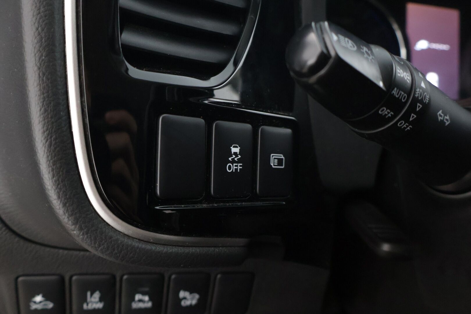 Mitsubishi Outlander PHEV 2019 *ACC / Peruutuskamera / Kaistavahti / Lohkolämmitin / Puolinahkasisusta * - * Kahdet hyväkuntoiset renkaat alumiinivanteilla / Merkkihuollettu *