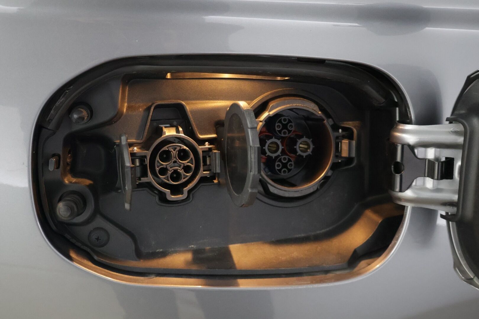 Mitsubishi Outlander PHEV 2019 *ACC / Peruutuskamera / Kaistavahti / Lohkolämmitin / Puolinahkasisusta * - * Kahdet hyväkuntoiset renkaat alumiinivanteilla / Merkkihuollettu *