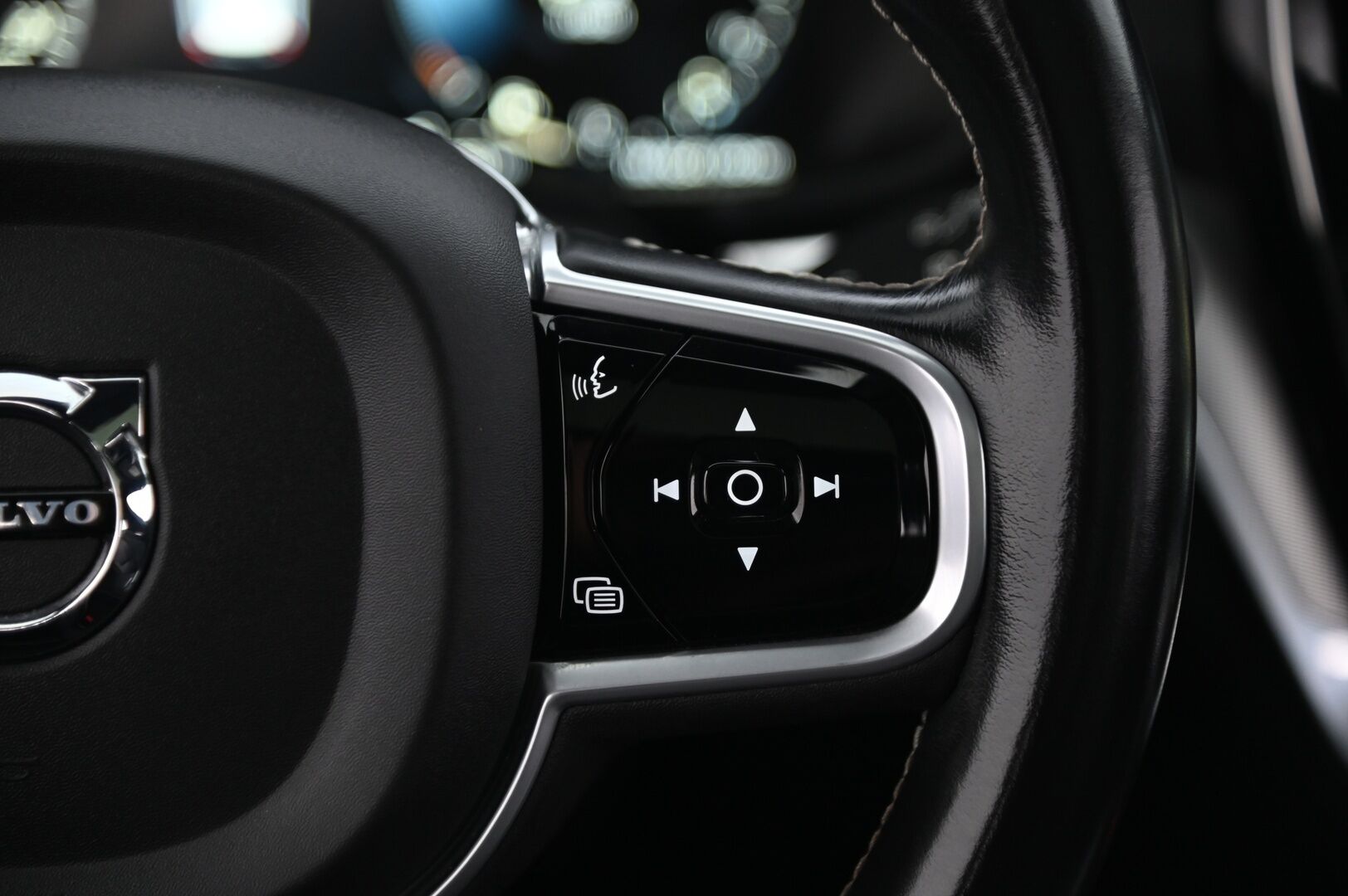 Volvo V60 2019 T8 AWD R-Design aut *Panorama / Webasto / ACC / HUD / FULL-LED / VOC / BLIS* - *Koukku / Navi / Keyless / 2x Renkaat ja vanteet*
