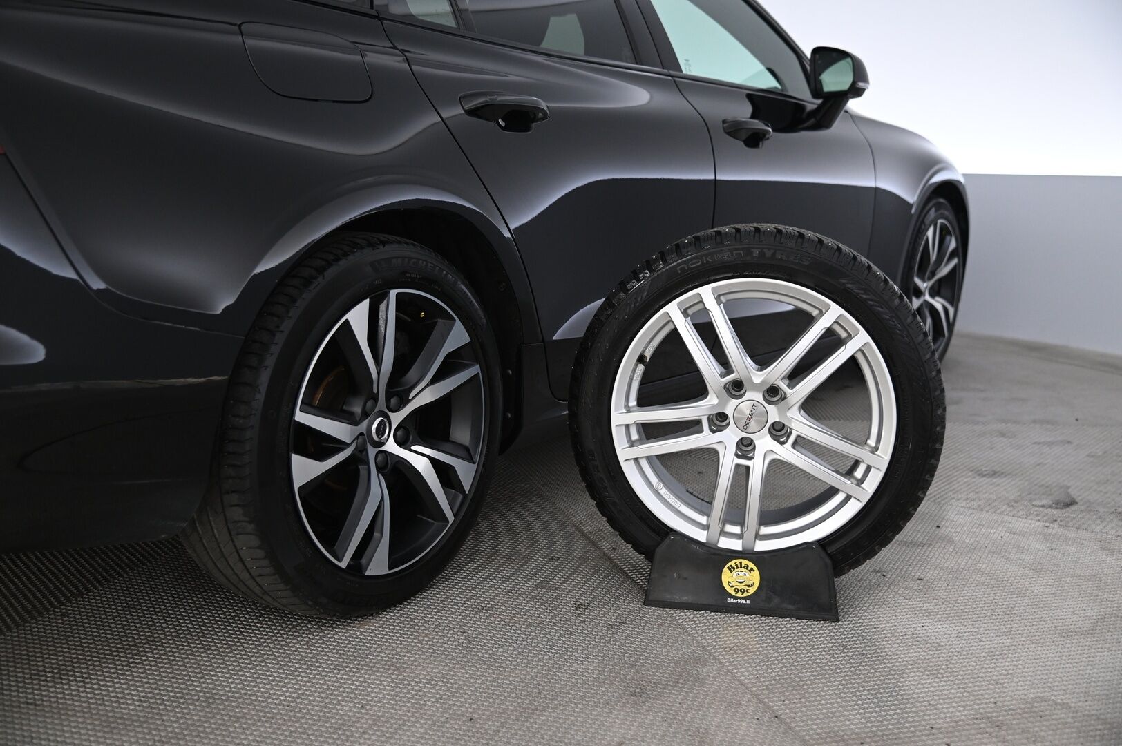 Volvo V60 2019 T8 AWD R-Design aut *Panorama / Webasto / ACC / HUD / FULL-LED / VOC / BLIS* - *Koukku / Navi / Keyless / 2x Renkaat ja vanteet*