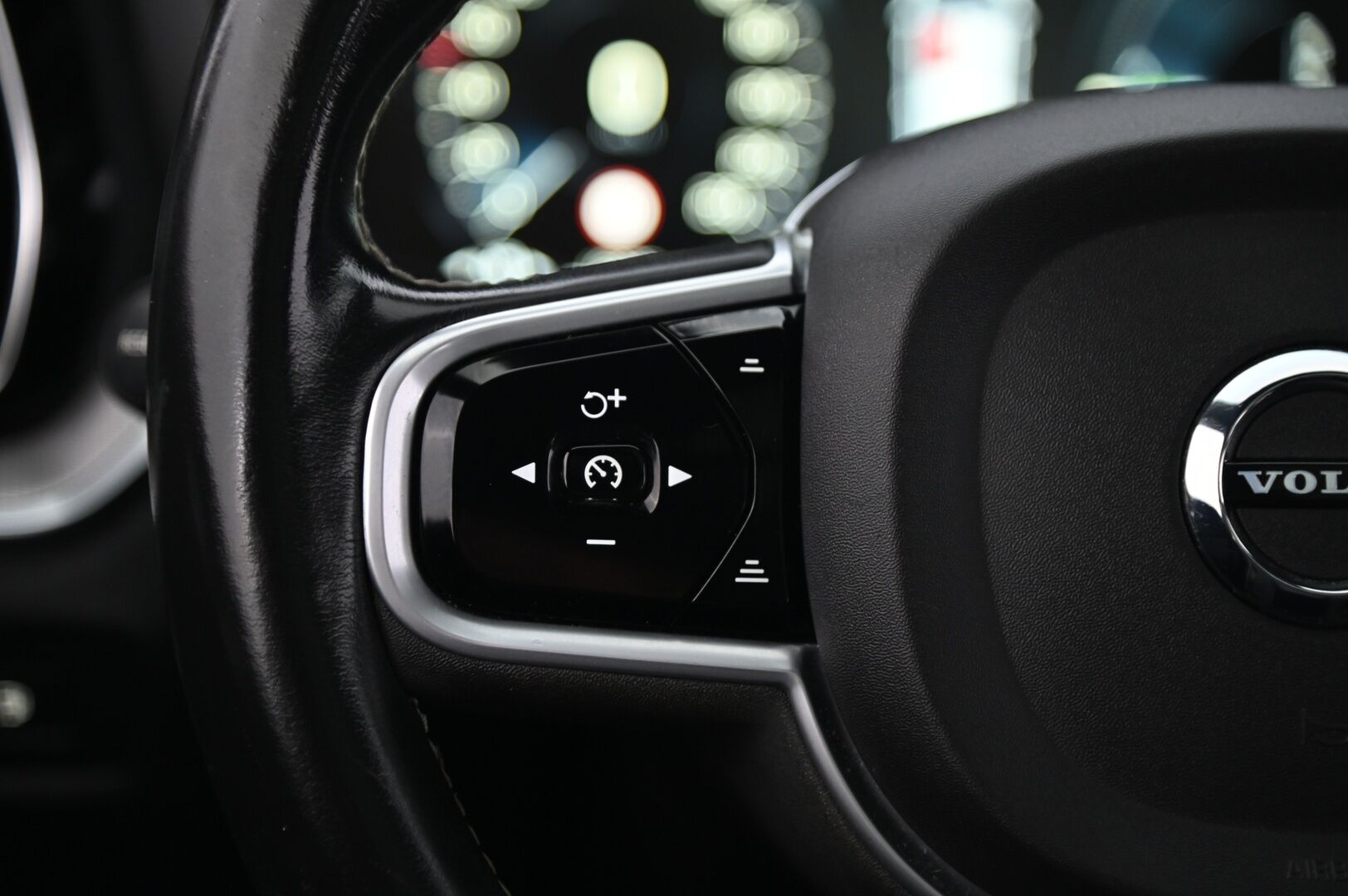 Volvo V60 2019 T8 AWD R-Design aut *Panorama / Webasto / ACC / HUD / FULL-LED / VOC / BLIS* - *Koukku / Navi / Keyless / 2x Renkaat ja vanteet*