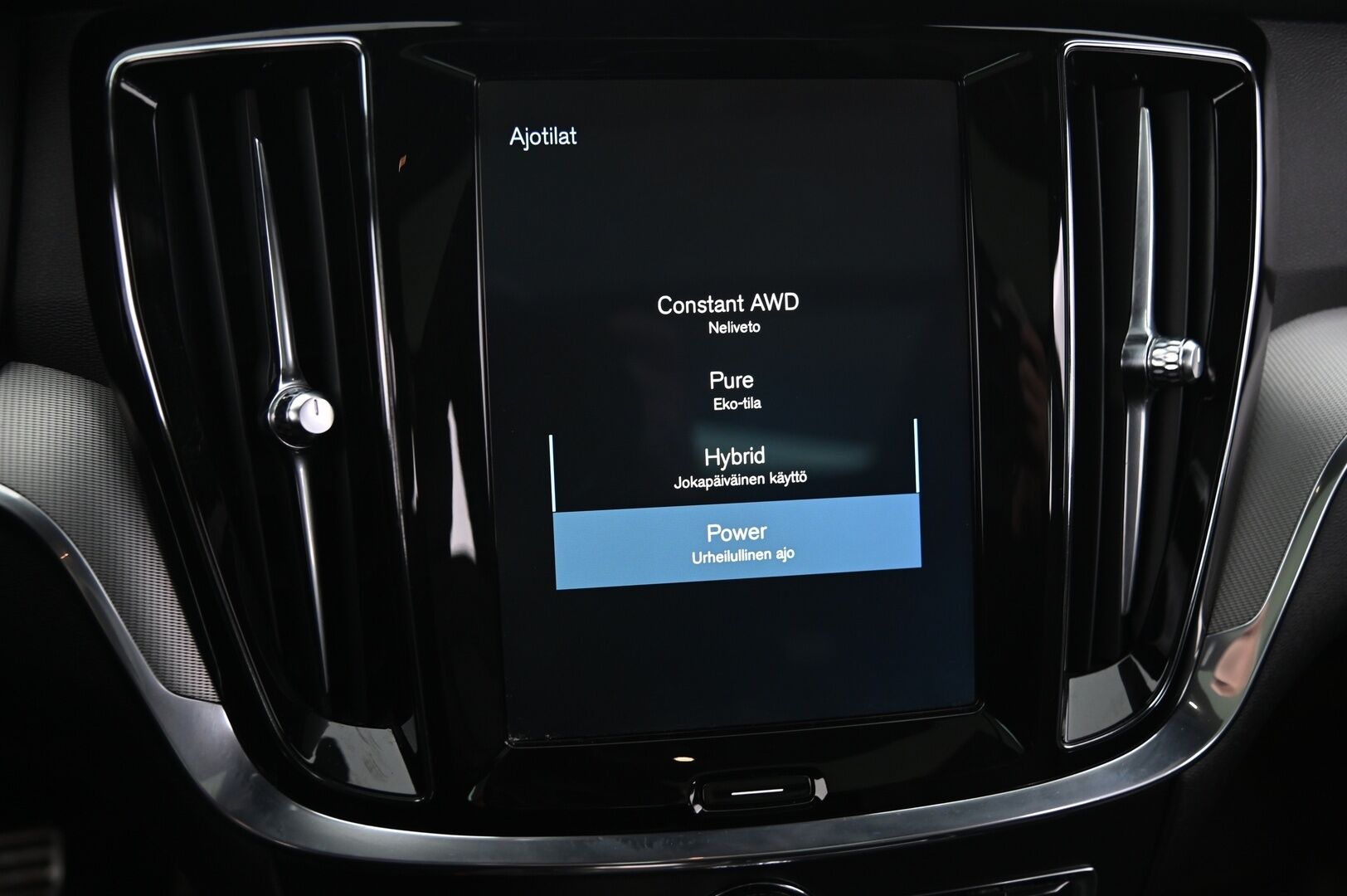 Volvo V60 2019 T8 AWD R-Design aut *Panorama / Webasto / ACC / HUD / FULL-LED / VOC / BLIS* - *Koukku / Navi / Keyless / 2x Renkaat ja vanteet*