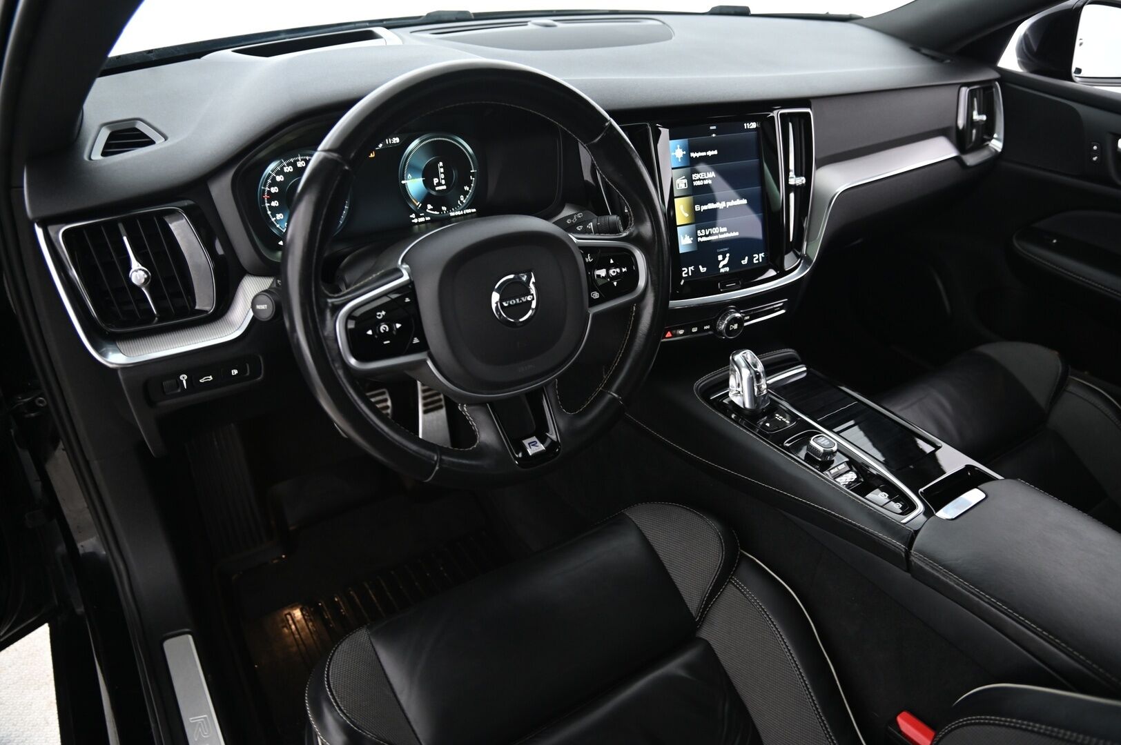 Volvo V60 2019 T8 AWD R-Design aut *Panorama / Webasto / ACC / HUD / FULL-LED / VOC / BLIS* - *Koukku / Navi / Keyless / 2x Renkaat ja vanteet*