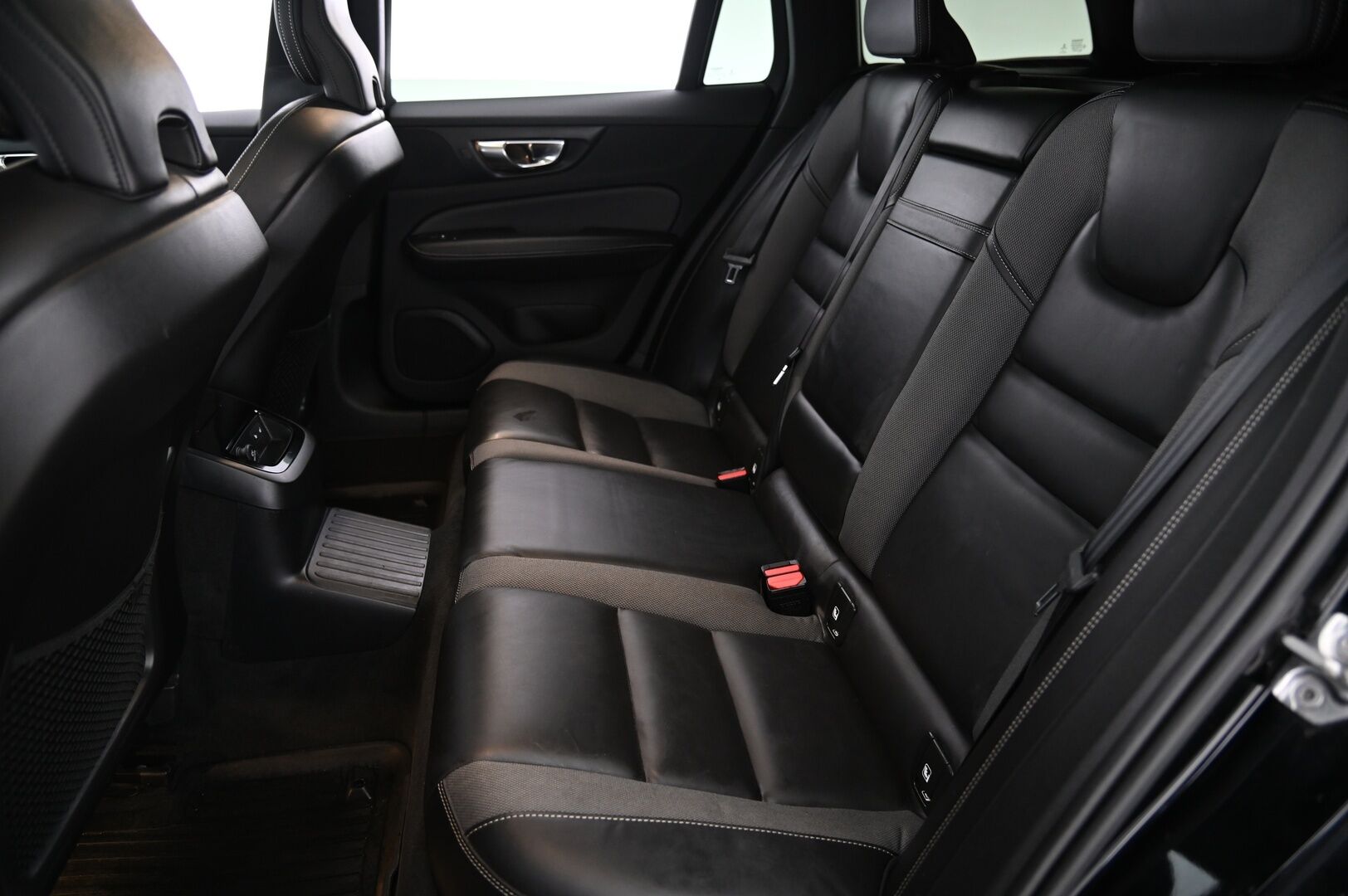 Volvo V60 2019 T8 AWD R-Design aut *Panorama / Webasto / ACC / HUD / FULL-LED / VOC / BLIS* - *Koukku / Navi / Keyless / 2x Renkaat ja vanteet*