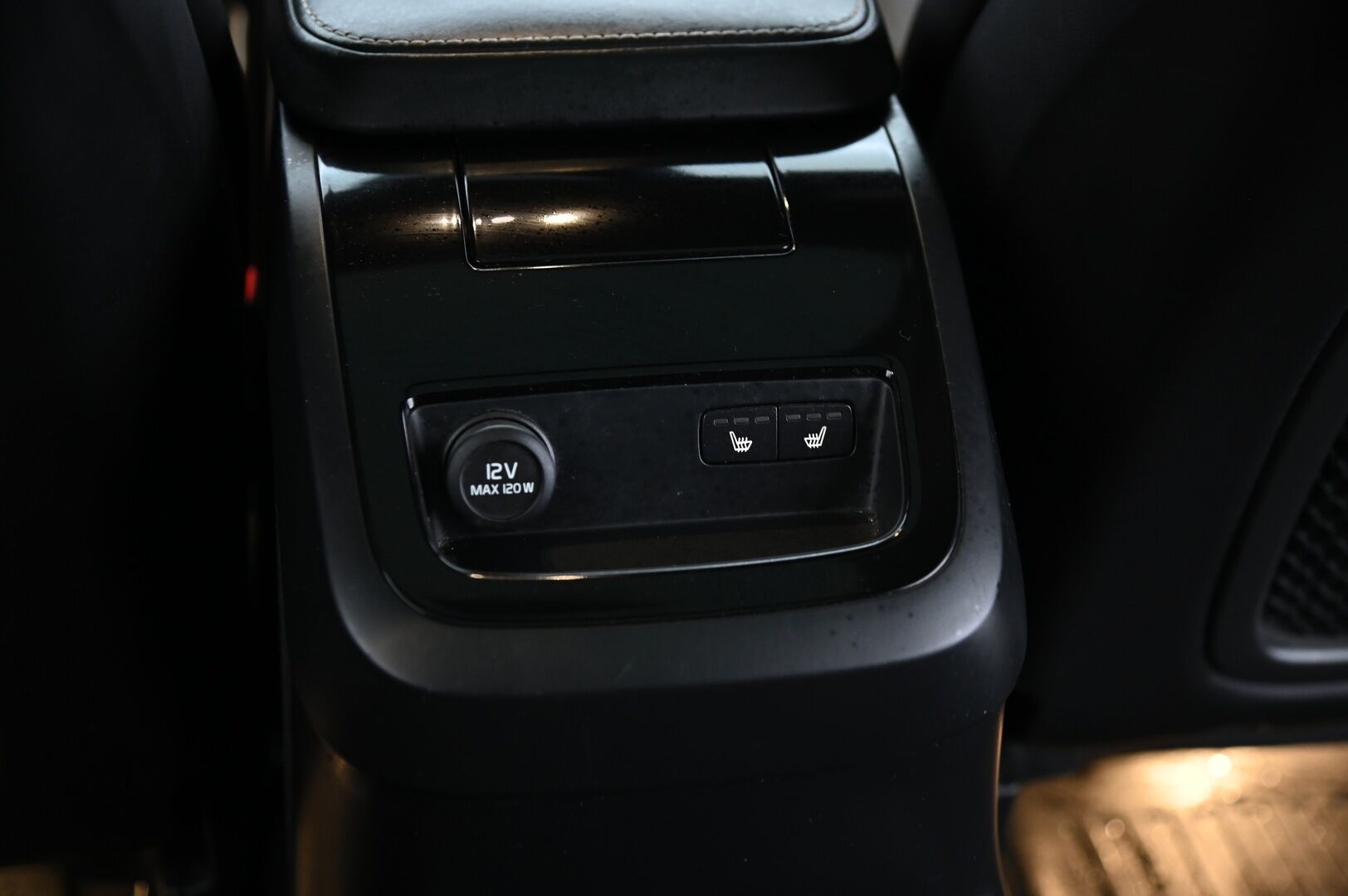 Volvo V60 2019 T8 AWD R-Design aut *Panorama / Webasto / ACC / HUD / FULL-LED / VOC / BLIS* - *Koukku / Navi / Keyless / 2x Renkaat ja vanteet*