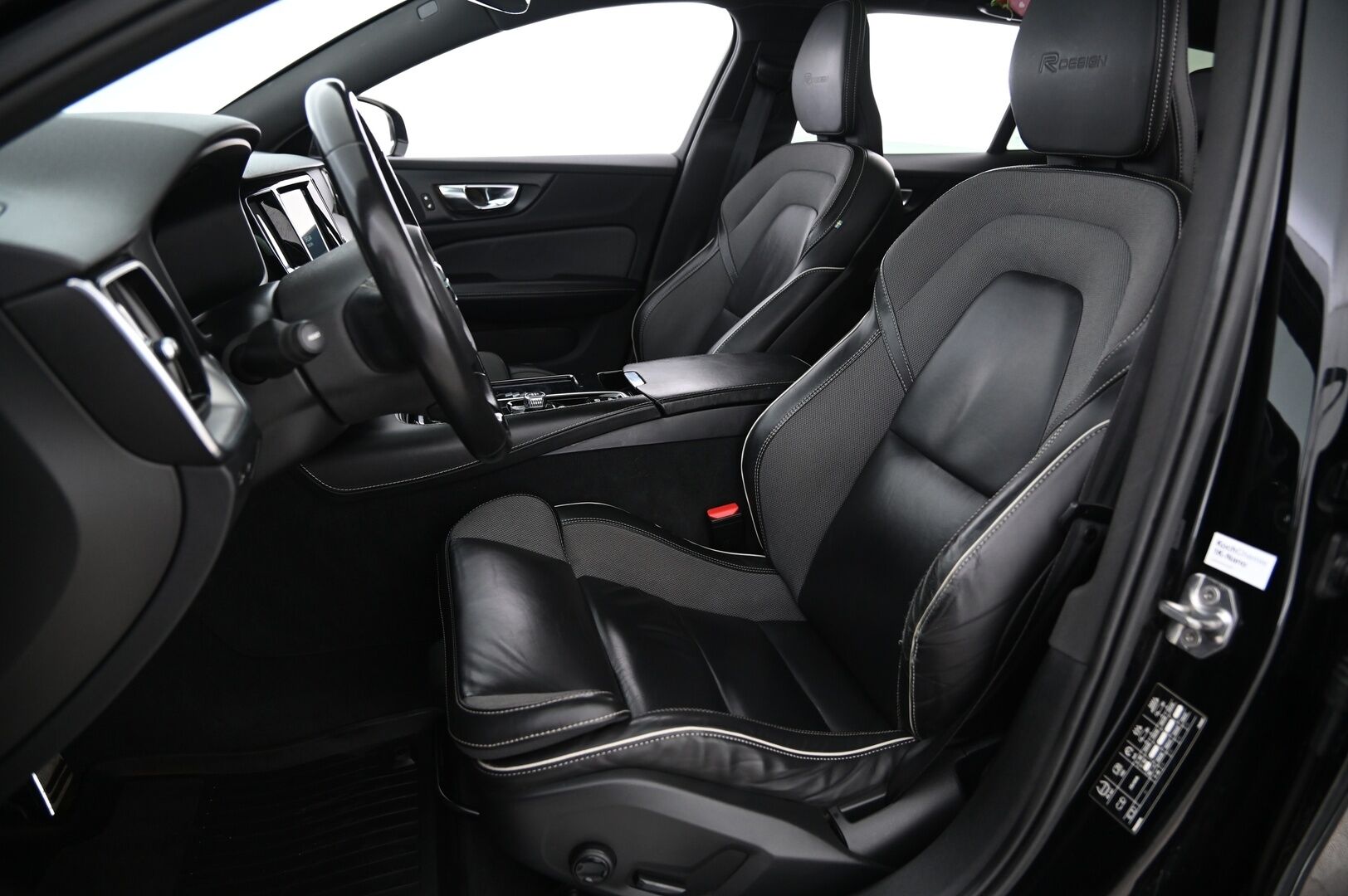 Volvo V60 2019 T8 AWD R-Design aut *Panorama / Webasto / ACC / HUD / FULL-LED / VOC / BLIS* - *Koukku / Navi / Keyless / 2x Renkaat ja vanteet*