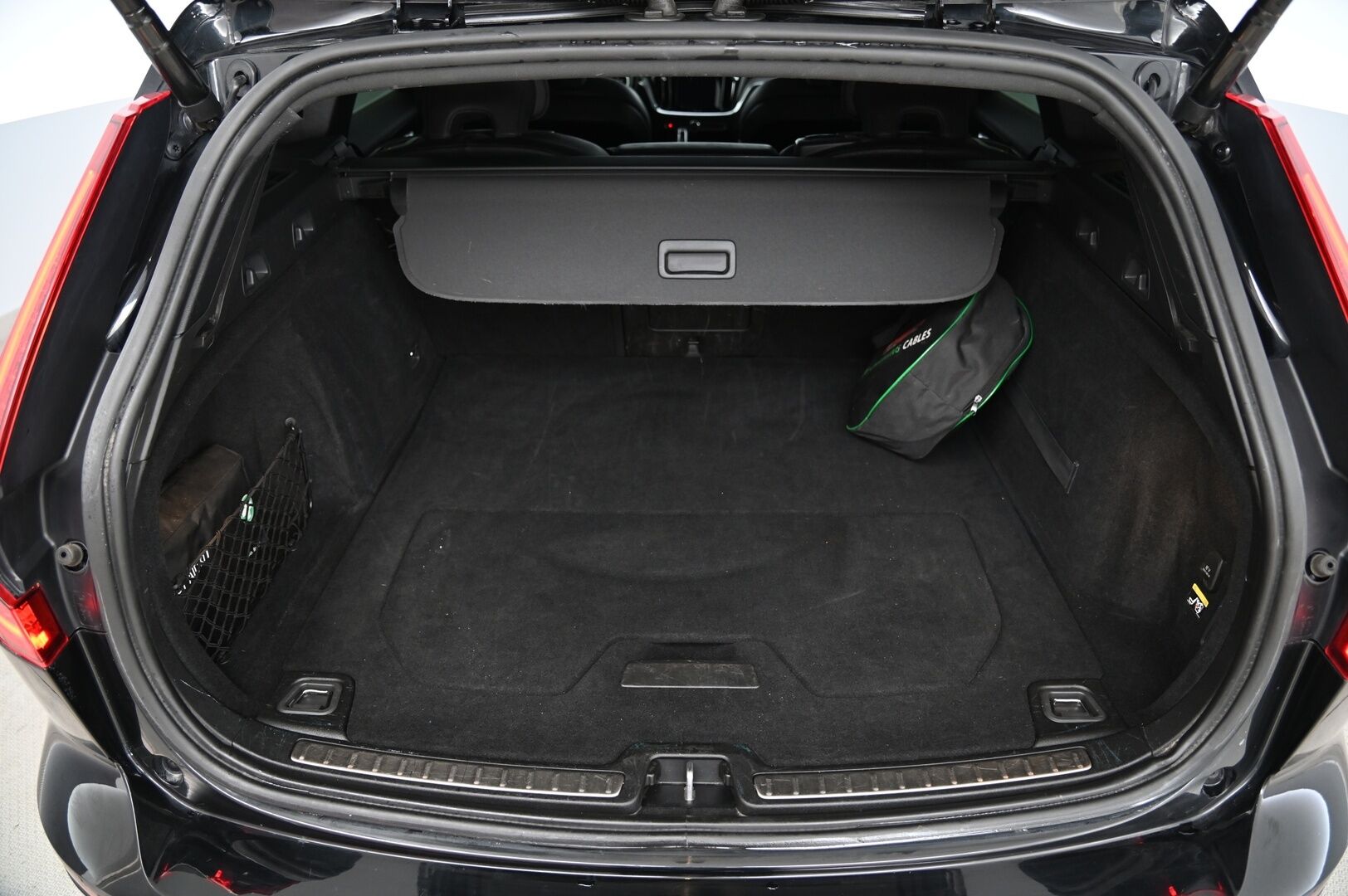 Volvo V60 2019 T8 AWD R-Design aut *Panorama / Webasto / ACC / HUD / FULL-LED / VOC / BLIS* - *Koukku / Navi / Keyless / 2x Renkaat ja vanteet*