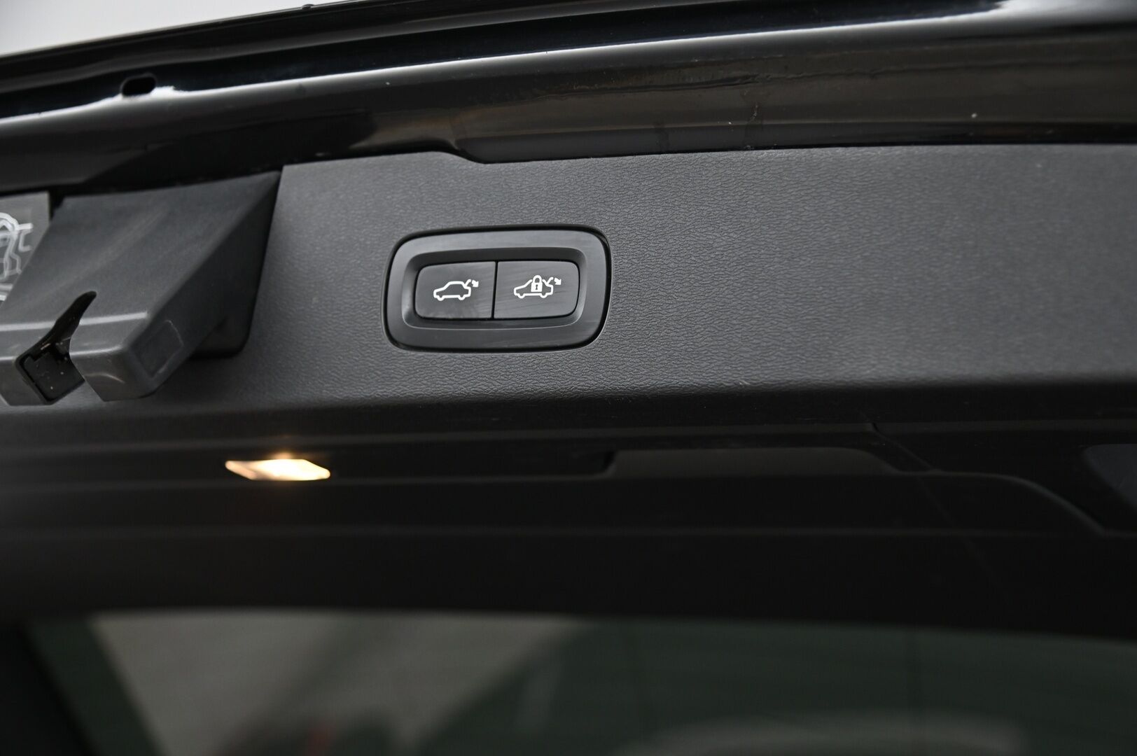 Volvo V60 2019 T8 AWD R-Design aut *Panorama / Webasto / ACC / HUD / FULL-LED / VOC / BLIS* - *Koukku / Navi / Keyless / 2x Renkaat ja vanteet*