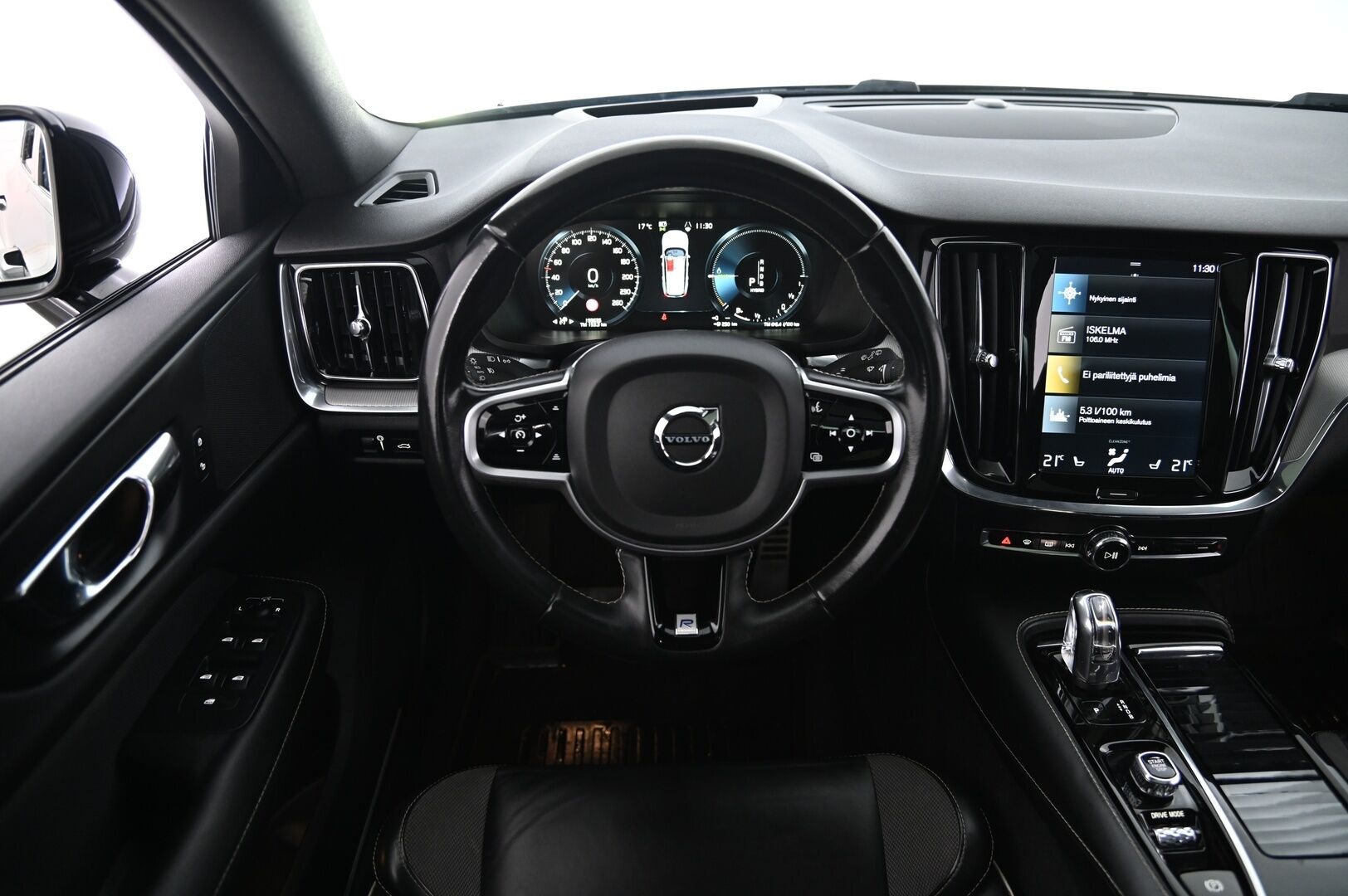 Volvo V60 2019 T8 AWD R-Design aut *Panorama / Webasto / ACC / HUD / FULL-LED / VOC / BLIS* - *Koukku / Navi / Keyless / 2x Renkaat ja vanteet*