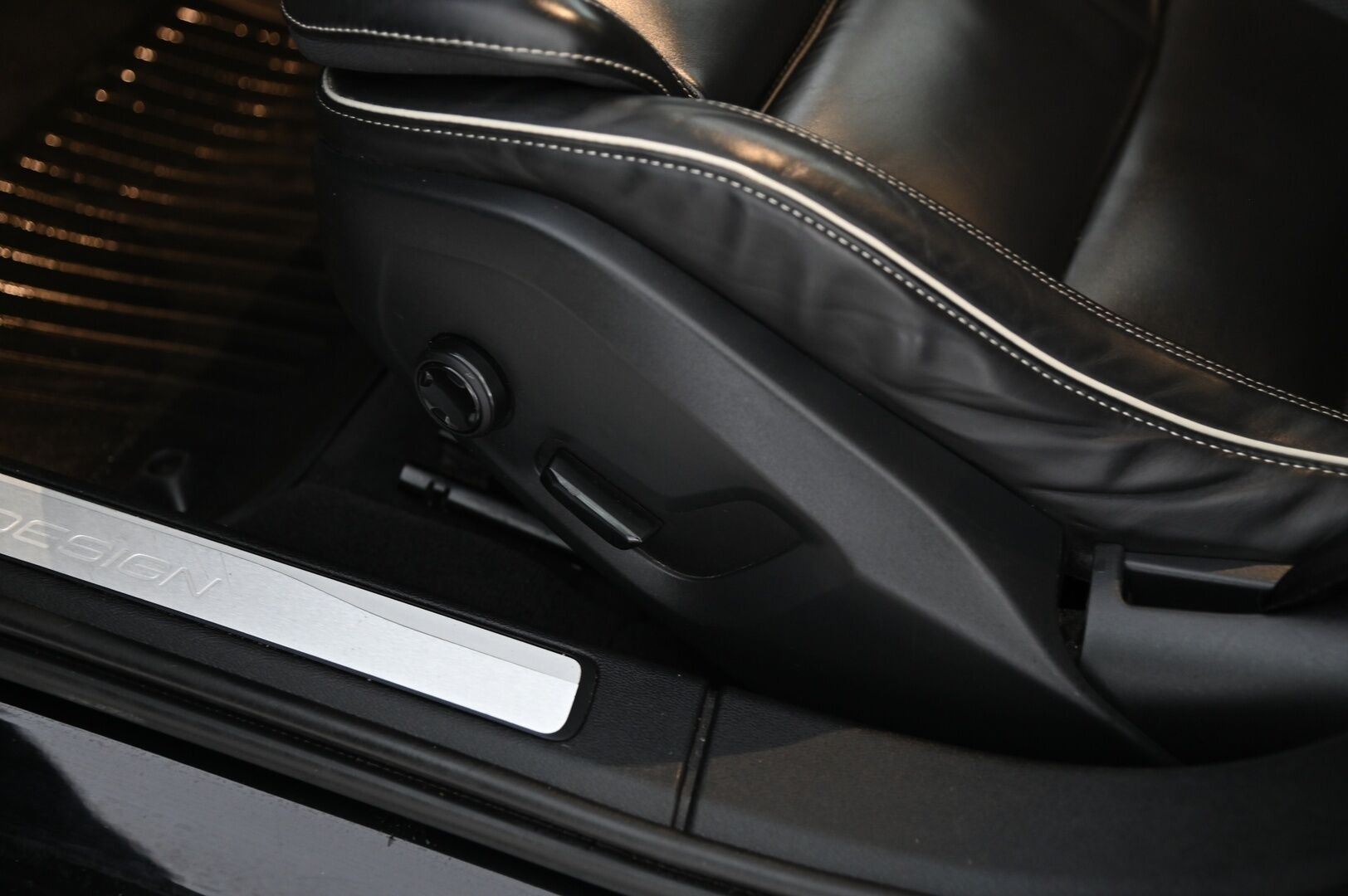 Volvo V60 2019 T8 AWD R-Design aut *Panorama / Webasto / ACC / HUD / FULL-LED / VOC / BLIS* - *Koukku / Navi / Keyless / 2x Renkaat ja vanteet*