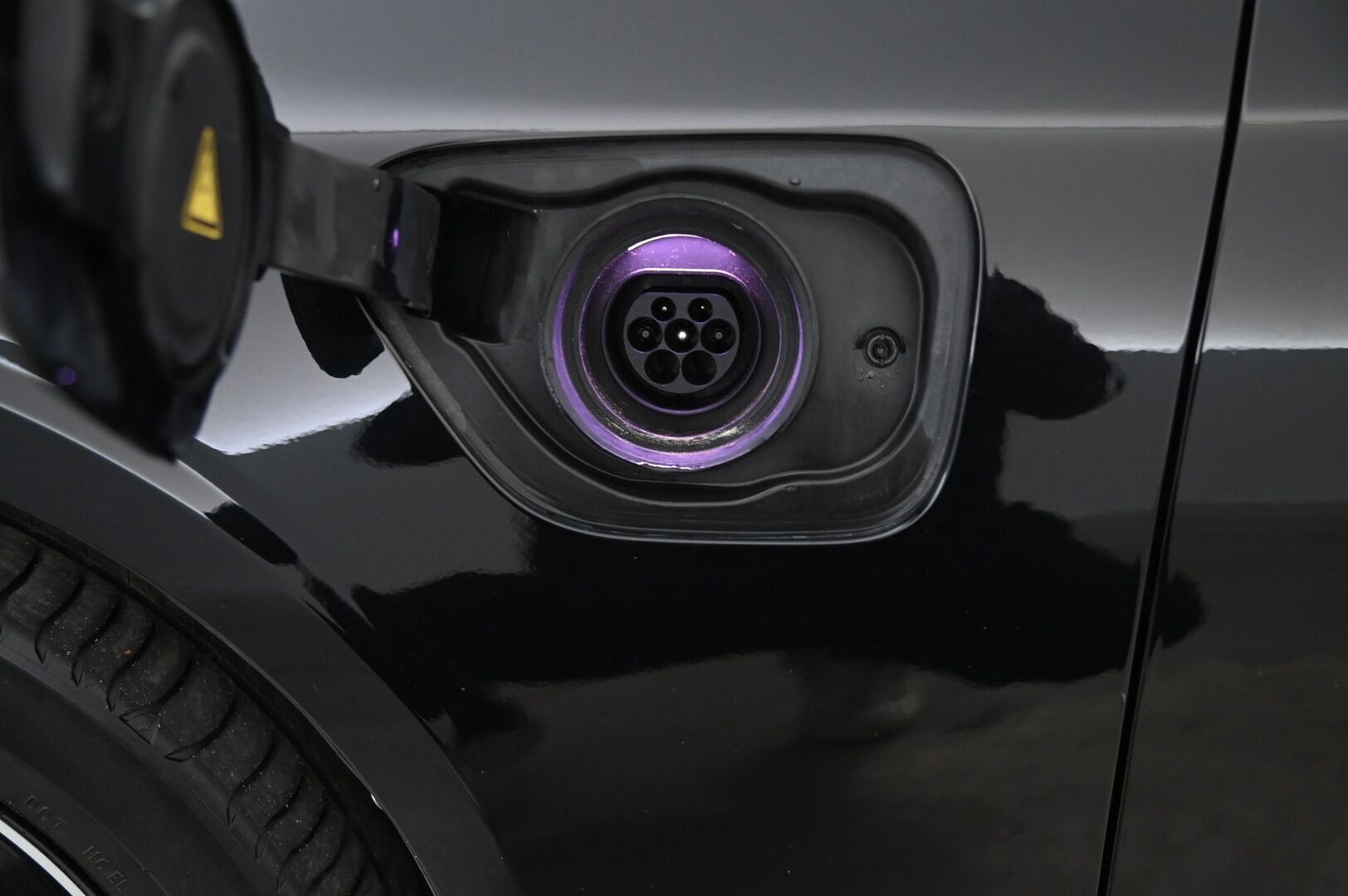 Volvo V60 2019 T8 AWD R-Design aut *Panorama / Webasto / ACC / HUD / FULL-LED / VOC / BLIS* - *Koukku / Navi / Keyless / 2x Renkaat ja vanteet*