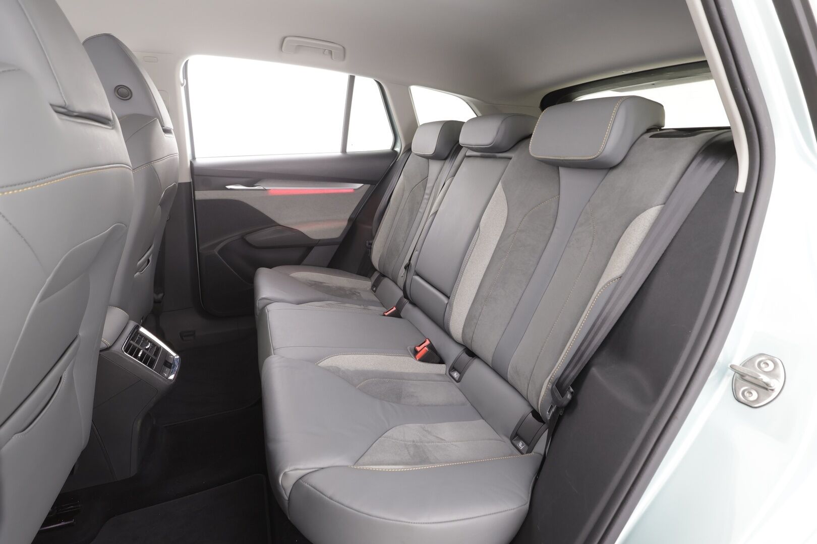 Skoda Enyaq 2022 80 iV - | ACC | ILP | 360-Kamera | Skoda Crystal Light | Puolinahat | Ratinlämmitys | Keyless | Apple&Android | 1.Om Suomi-auto | Kahdet Renkaat | Merkkihuollettu |