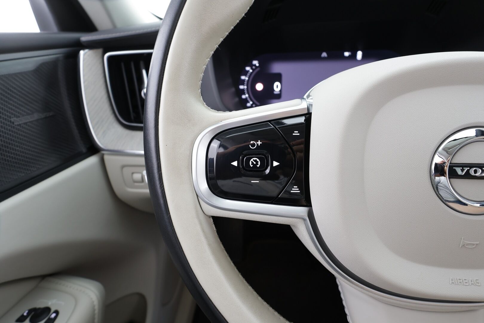 Volvo XC60 2022 T8 AWD Long Range High Performance Inscription Edition aut - | ACC | Webasto | Koukku | H/K | Full-LED | Panorama | Muistipenkki | P.Kamera | Ratinlämmitys | Keyless | Apple&Android | 1.Om Suomi-auto | Kahdet Renkaat | Merkkihuollettu |