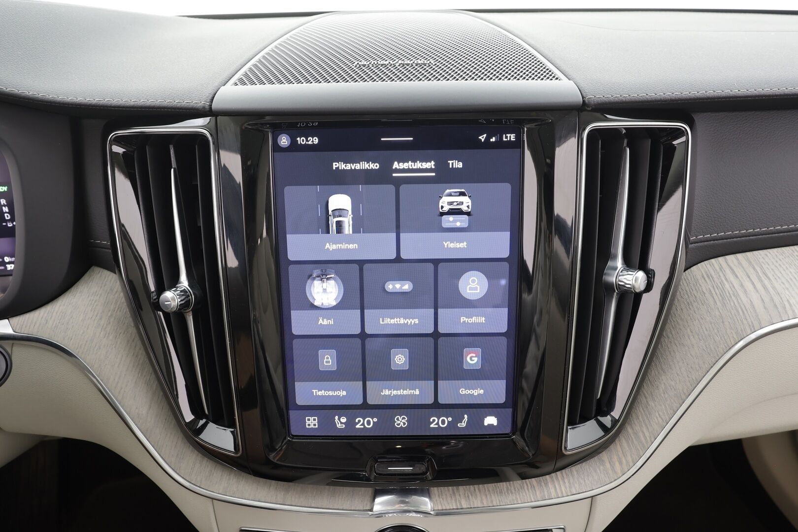 Volvo XC60 2022 T8 AWD Long Range High Performance Inscription Edition aut - | ACC | Webasto | Koukku | H/K | Full-LED | Panorama | Muistipenkki | P.Kamera | Ratinlämmitys | Keyless | Apple&Android | 1.Om Suomi-auto | Kahdet Renkaat | Merkkihuollettu |