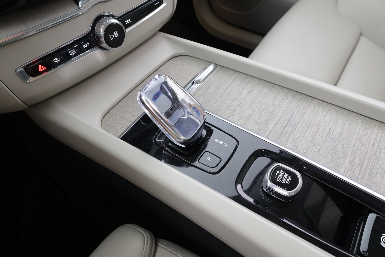 Volvo XC60 2022 T8 AWD Long Range High Performance Inscription Edition aut - | ACC | Webasto | Koukku | H/K | Full-LED | Panorama | Muistipenkki | P.Kamera | Ratinlämmitys | Keyless | Apple&Android | 1.Om Suomi-auto | Kahdet Renkaat | Merkkihuollettu |