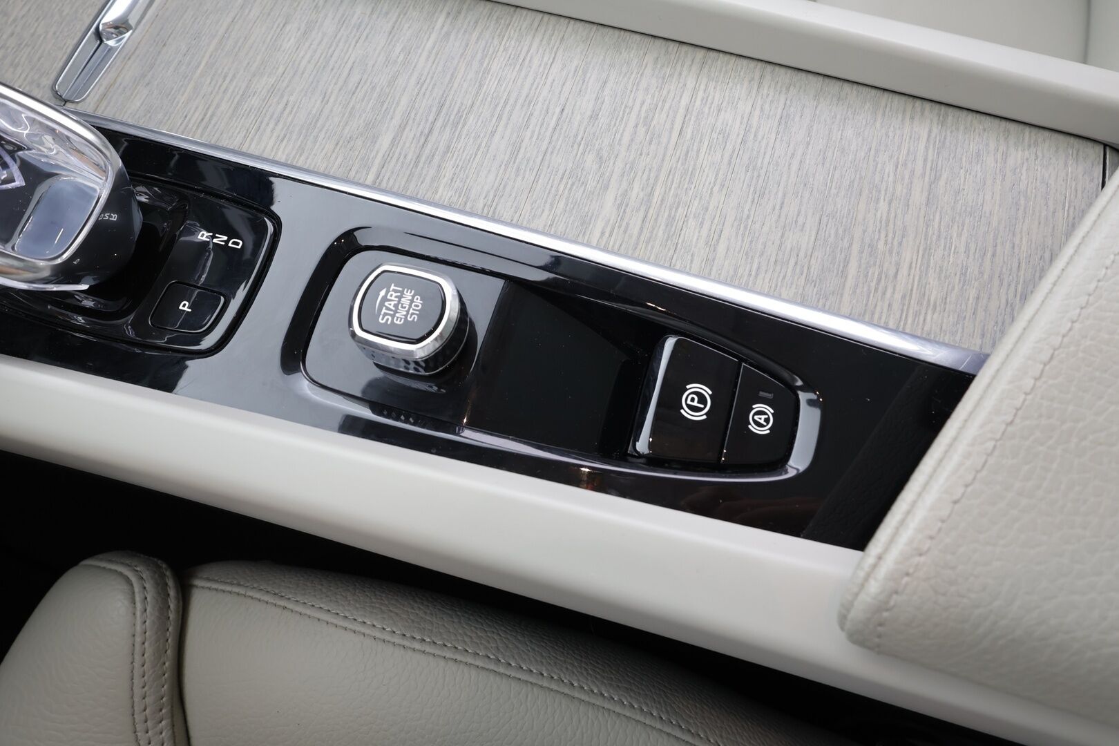Volvo XC60 2022 T8 AWD Long Range High Performance Inscription Edition aut - | ACC | Webasto | Koukku | H/K | Full-LED | Panorama | Muistipenkki | P.Kamera | Ratinlämmitys | Keyless | Apple&Android | 1.Om Suomi-auto | Kahdet Renkaat | Merkkihuollettu |