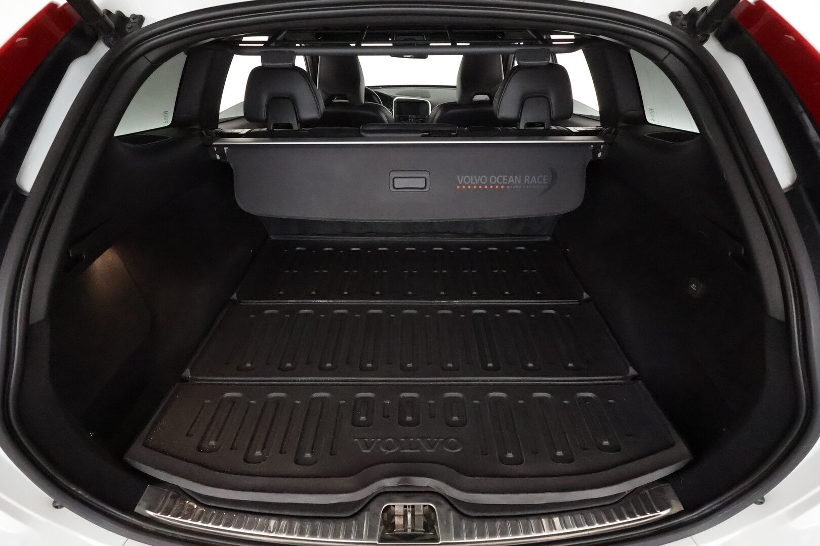 Volvo XC60 2016 D4 AWD R-Design aut *ACC / Webasto / Aktiiv.Xenon / Koukku / BLIS / Panorama / Sporttipenkit / Digimittaristo / Navi / H&K* - Kahdet renkaat aluvanteilla / Huippuvarusteet!