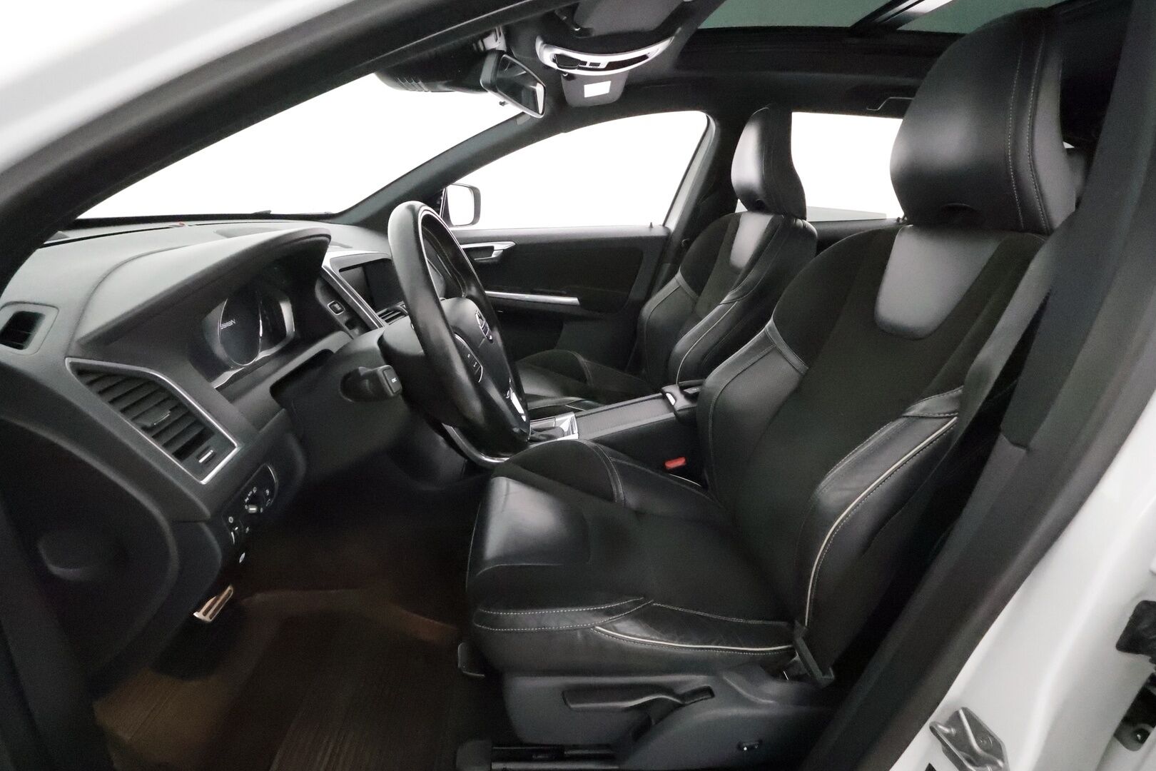 Volvo XC60 2016 D4 AWD R-Design aut *ACC / Webasto / Aktiiv.Xenon / Koukku / BLIS / Panorama / Sporttipenkit / Digimittaristo / Navi / H&K* - Kahdet renkaat aluvanteilla / Huippuvarusteet!