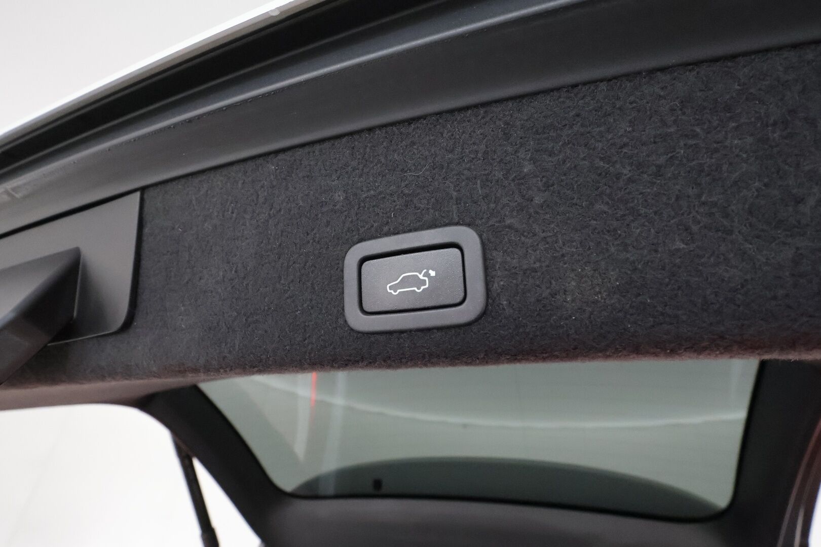 Volvo XC60 2016 D4 AWD R-Design aut *ACC / Webasto / Aktiiv.Xenon / Koukku / BLIS / Panorama / Sporttipenkit / Digimittaristo / Navi / H&K* - Kahdet renkaat aluvanteilla / Huippuvarusteet!
