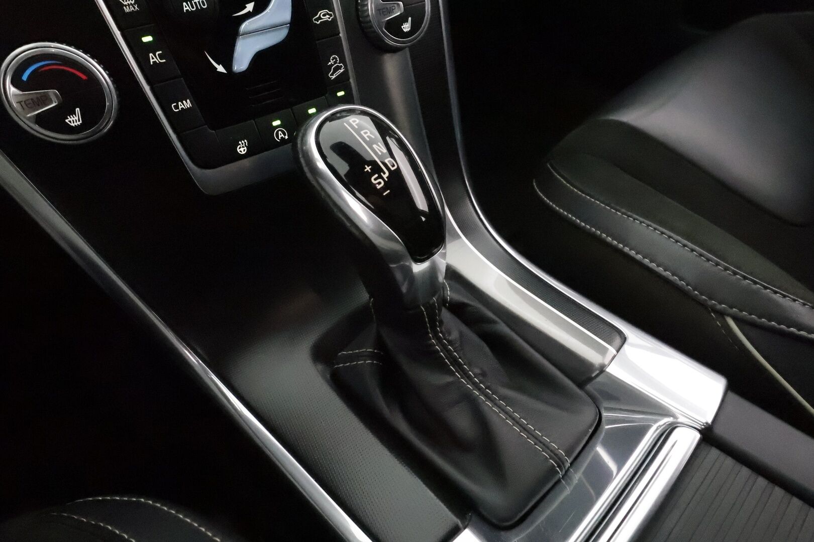 Volvo XC60 2016 D4 AWD R-Design aut *ACC / Webasto / Aktiiv.Xenon / Koukku / BLIS / Panorama / Sporttipenkit / Digimittaristo / Navi / H&K* - Kahdet renkaat aluvanteilla / Huippuvarusteet!